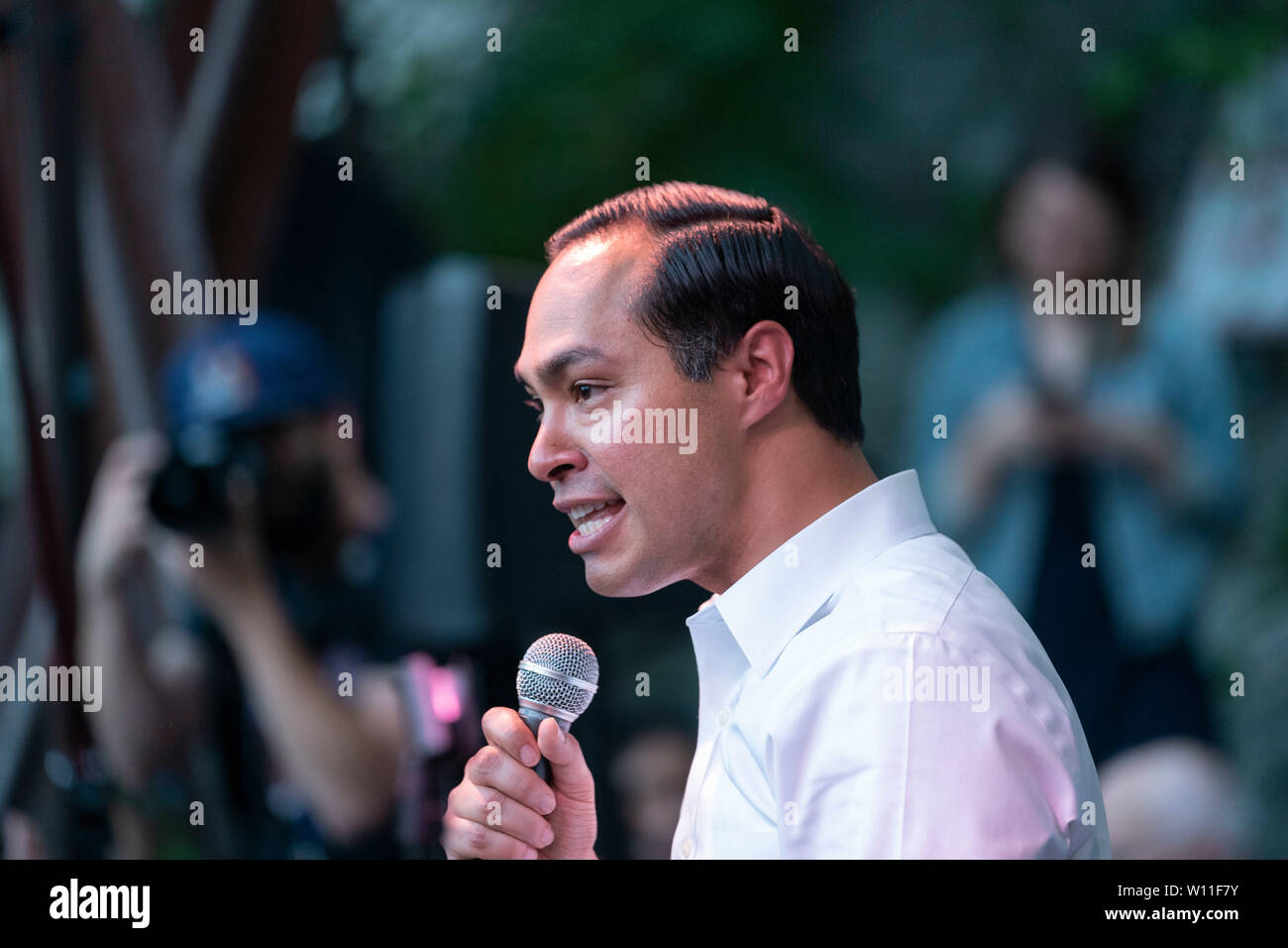 Julian Castro, uno di 20+ candidati per gli Stati Uniti la nomina presidenziale del partito democratico, colloqui con i sostenitori di una campagna di raccolta fondi in Austin, Texas. Castro è l'ex sindaco di San Antonio, Texas, ed ex Segretario di Albergare e Sviluppo Urbano sotto ex Pres. Barack Obama. Foto Stock