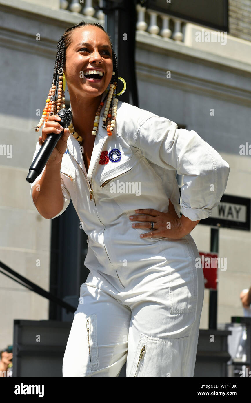 Alicia Keys parla sul palco durante l'orgoglio del Live 2019 Stonewall Day il 28 giugno 2019 a New York City. Foto Stock