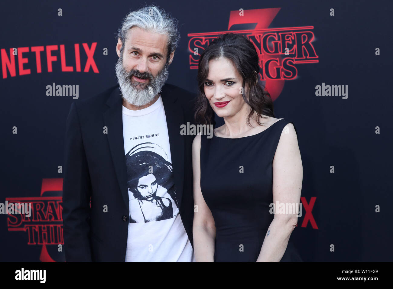 SANTA MONICA, Los Angeles, California, Stati Uniti d'America - 28 giugno: Scott Mackinlay Hahn e Winona Ryder arrivare alla prima Mondiale di Netflix del "tranger cose' Stagione 3 svoltasi a Santa Monica High School a giugno 28, 2019 in Santa Monica, Los Angeles, California, Stati Uniti. (Foto di Xavier COLLIN/Image Press Agency) Foto Stock