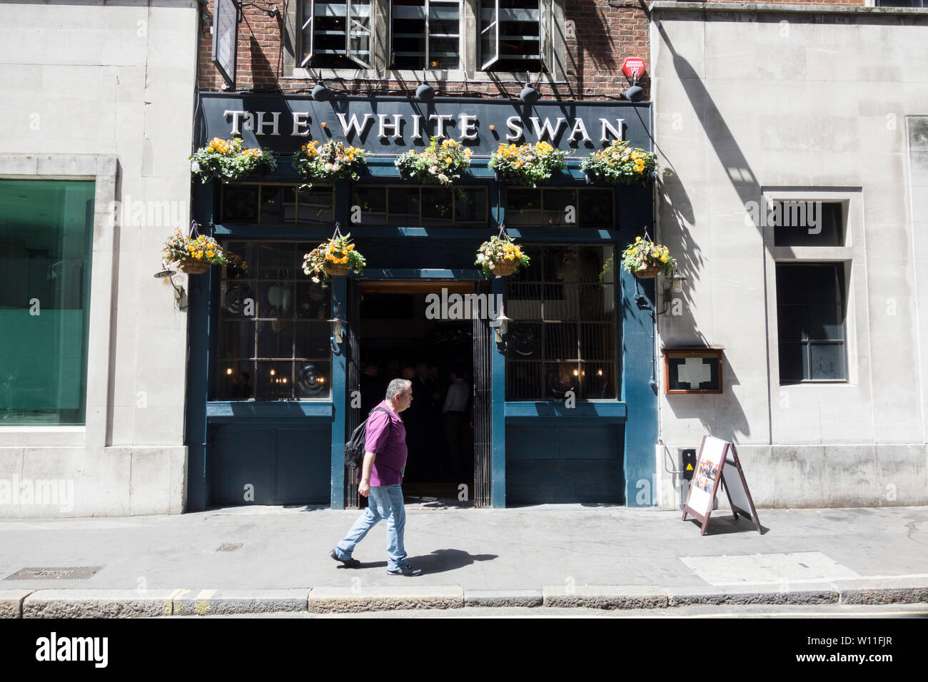 Il White Swan public house e chophouse, ex Mucky Duck, su Fetter Lane, London, Regno Unito Foto Stock