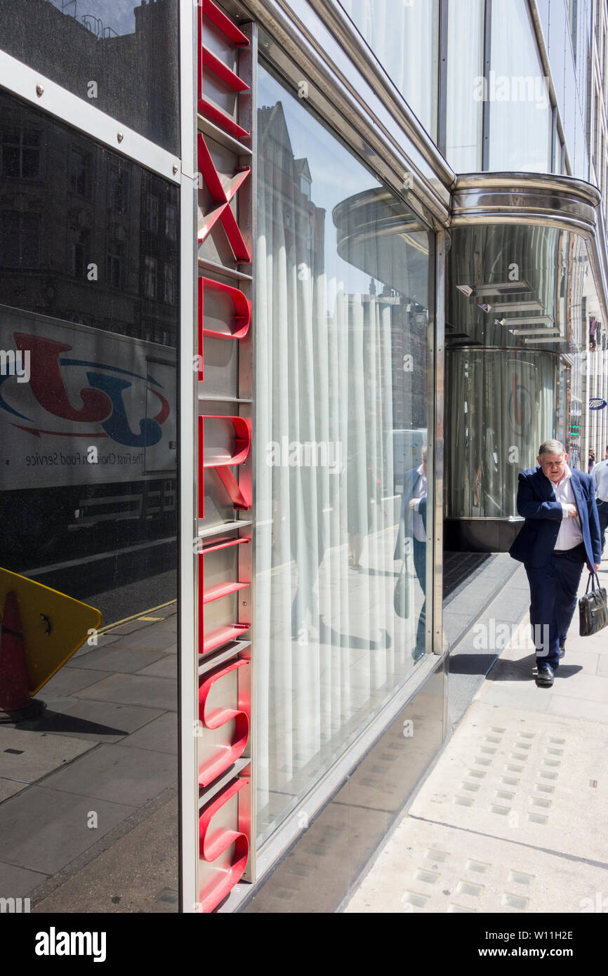 Digital Signage al di fuori del vecchio Daily Express edificio sul Fleet Street, Londra, Regno Unito Foto Stock