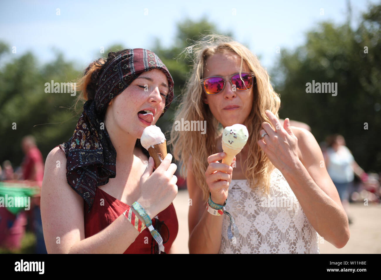 Festival goer godere di gelati nel tempo caldo presso il festival di Glastonbury, presso l'azienda agricola degna in Pilton, Somerset. Foto Stock