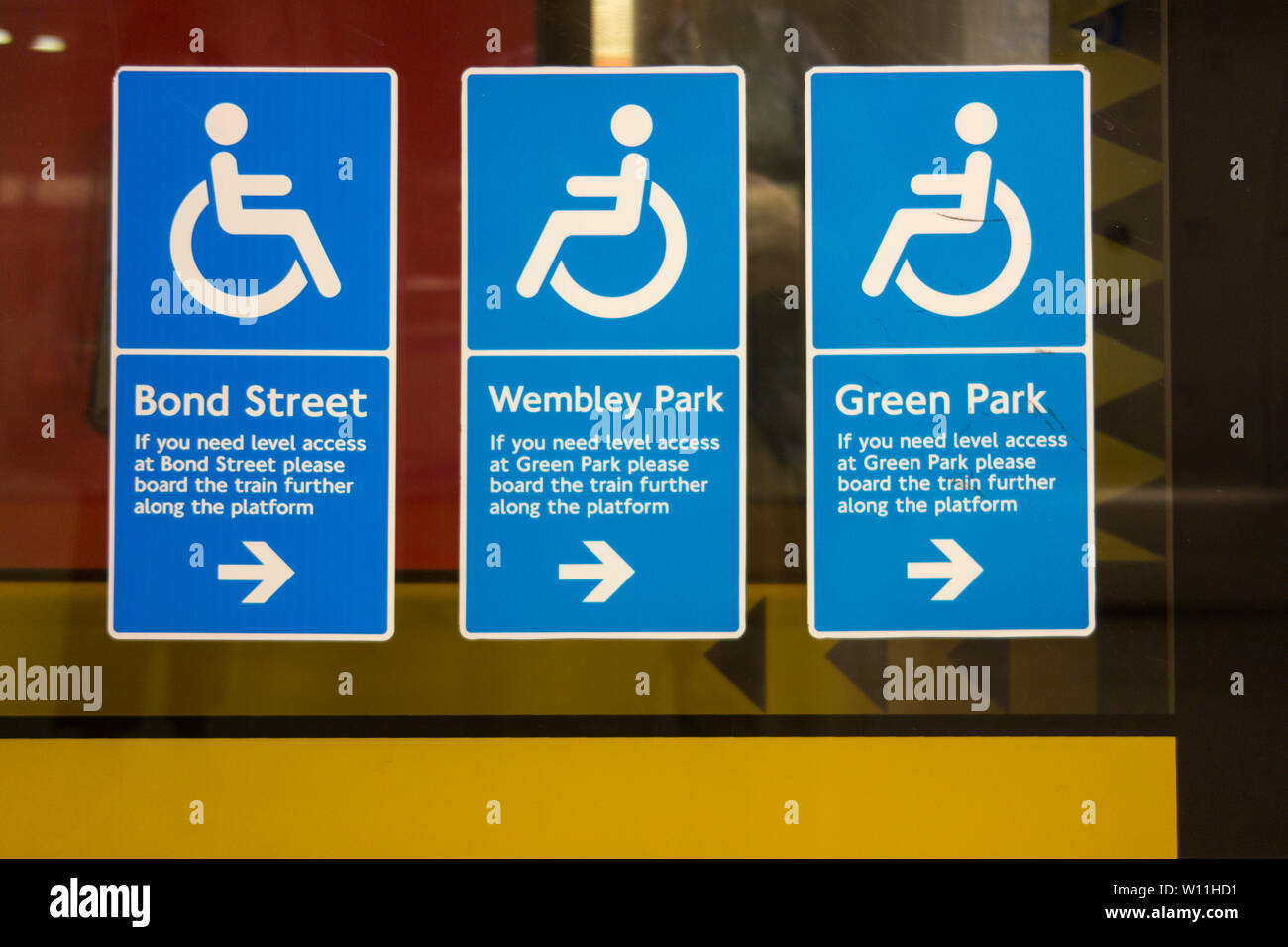 In sedia a rotelle Accesso disabili segnaletica sulla Jubilee Line a London Waterloo Station Foto Stock