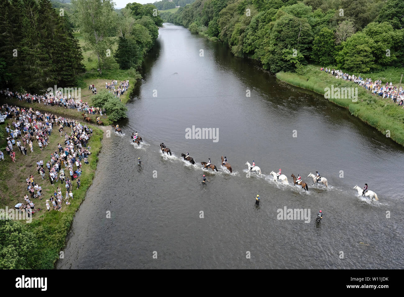 Galashiels, Regno Unito. Il 29 giugno, 2019. Braw Lads raccolta, il cerimoniale di cerimoniale di giorno, piloti dopo aver guadato il fiume Tweed, oltre 300 montato sostenuto seguita la Braw Lad e Lass come essi istituito nel 1930, il Braw Lads la raccolta è in molti modi un rilancio della Fiera di mezza estate. Le cerimonie sono basati sugli eventi della storia di Galashiels. 2. Credito: Rob grigio/Alamy Live News Foto Stock