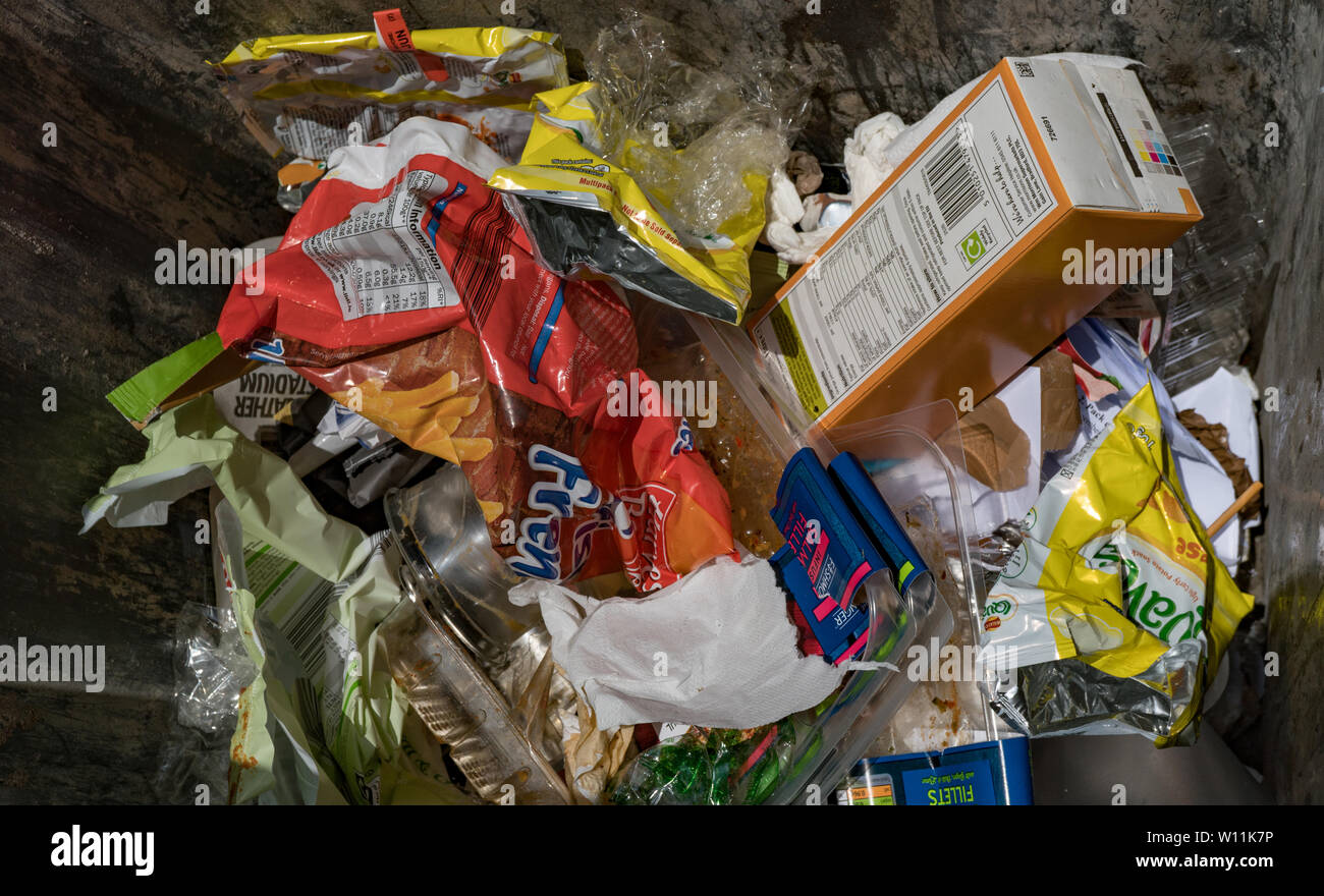 La spazzatura, principalmente un imballaggio plastico, nella famiglia bin. Regno Unito Foto Stock