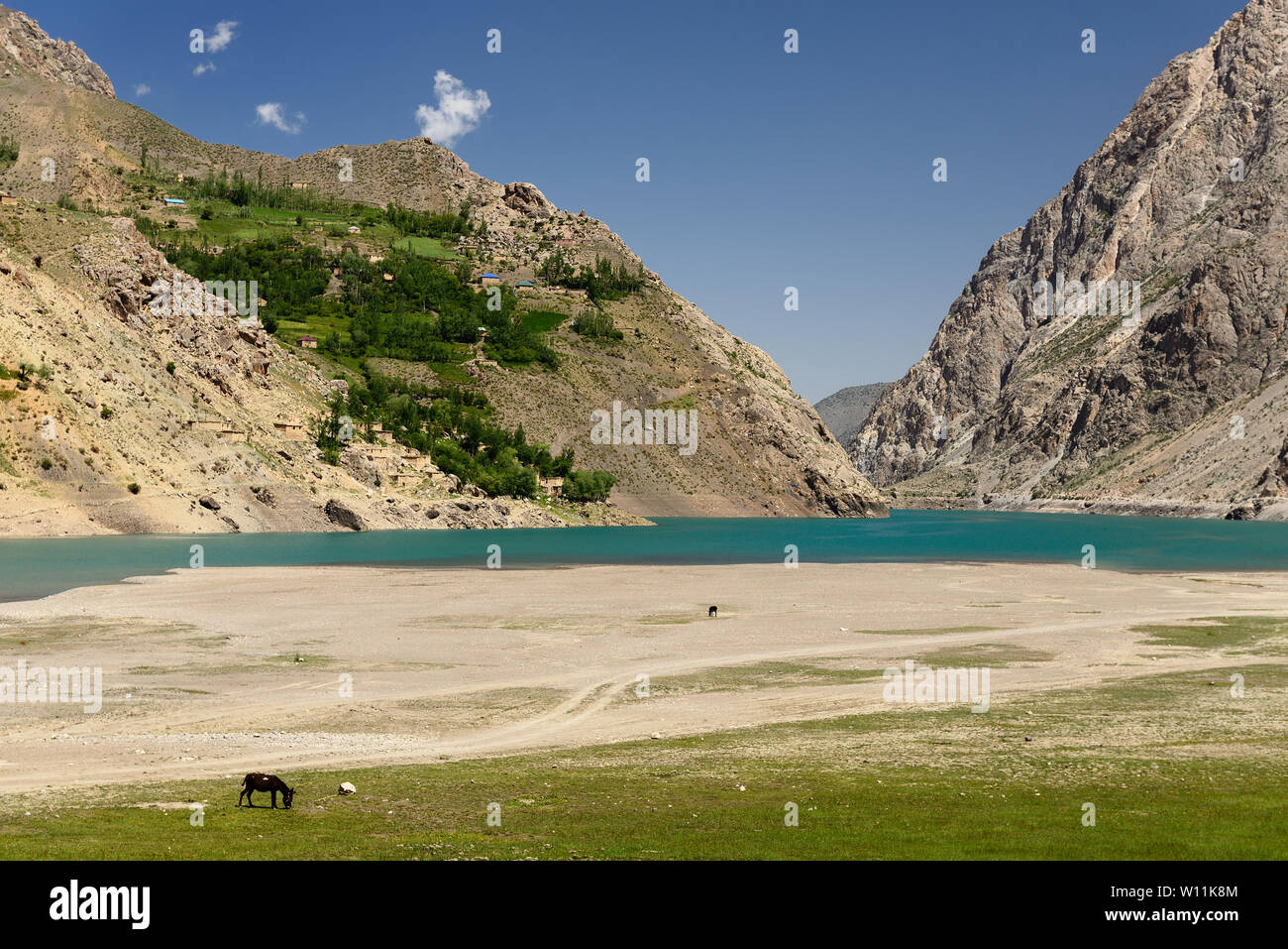 Il bellissimo lago di sette trekking destinazione. Vista sul lago di numero sei della ventola Montagne in Tagikistan, dell'Asia centrale. Foto Stock