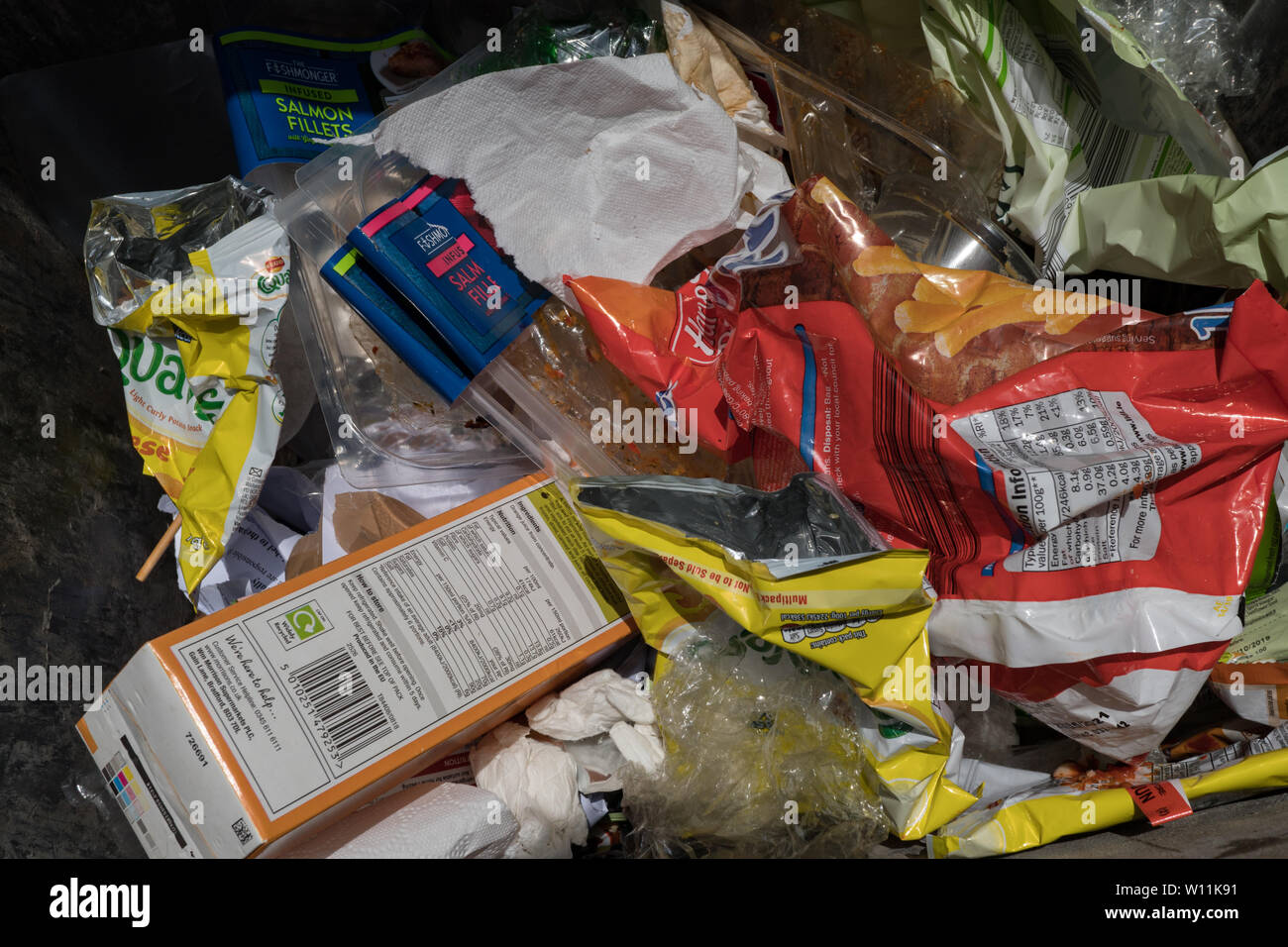 La spazzatura, principalmente un imballaggio plastico, nella famiglia bin. Regno Unito Foto Stock