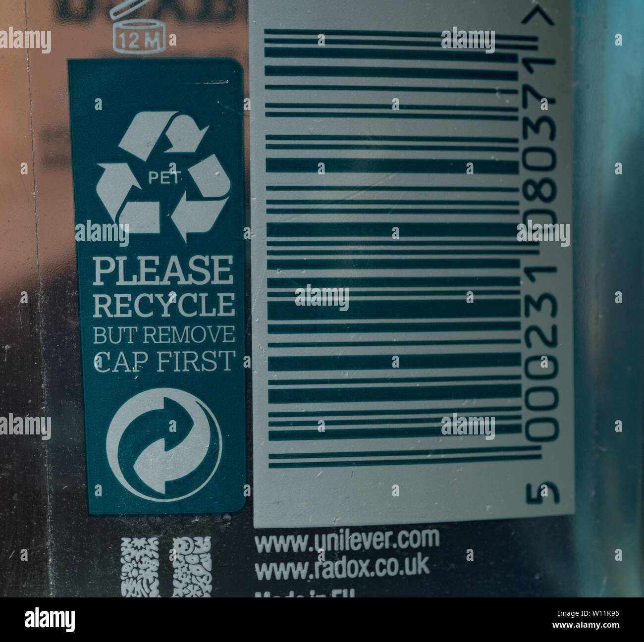 Si prega di riciclare emblema sul contenitore di sapone con rimozione del cappuccio prima. Regno Unito Foto Stock