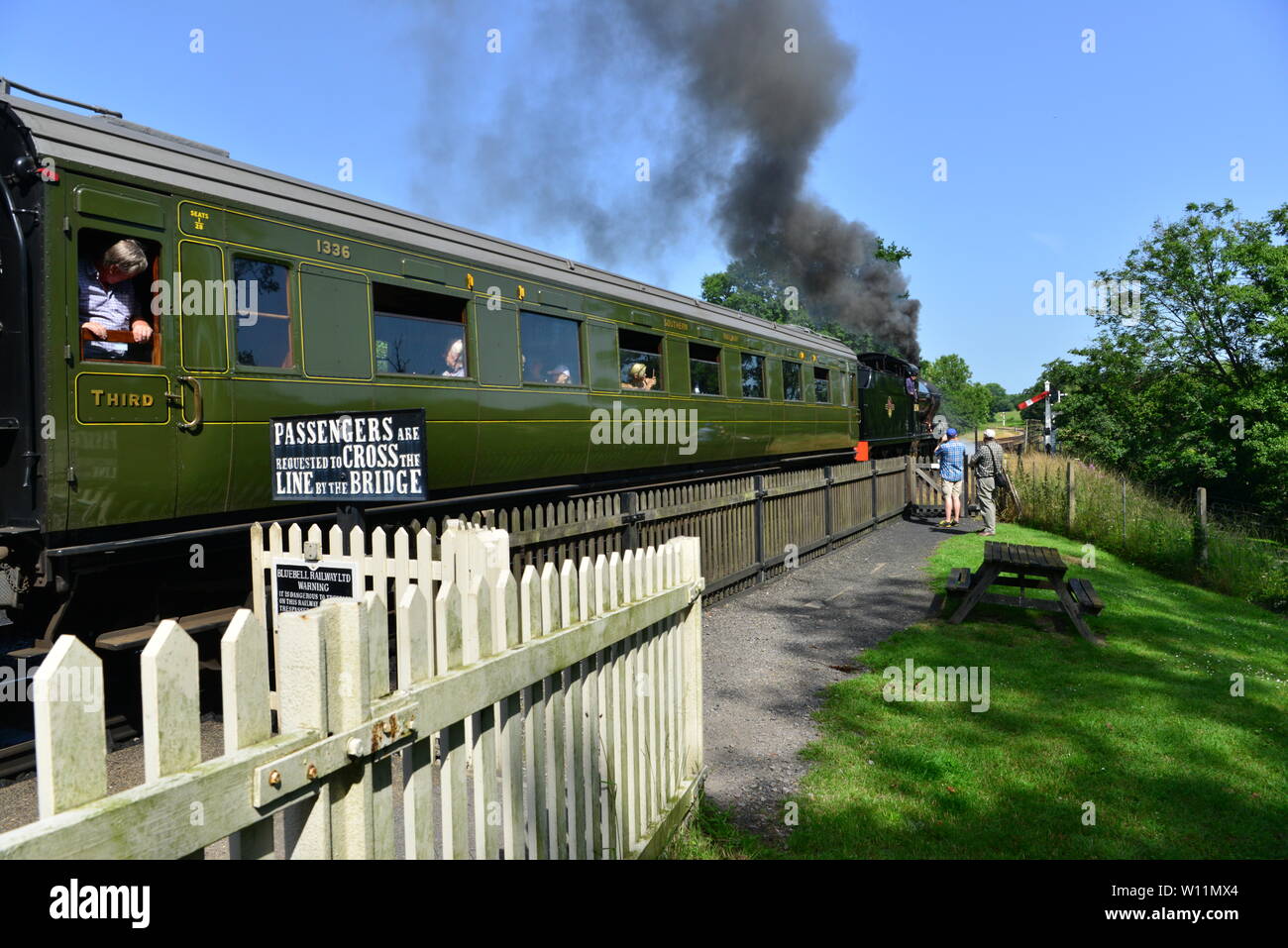 Treno a vapore lasciando un Sheffield Park stazione sulla ferrovia Bluebell. Foto Stock