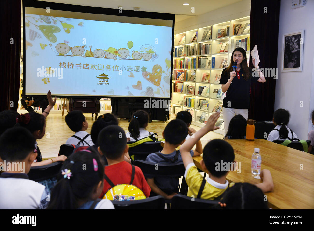 (190629) -- QINGDAO, Giugno 29, 2019 (Xinhua) -- i giovani volontari ricevono un corso di formazione sulle competenze di base dei servizi di volontariato a Zhanqiao Bookstore di Qingdao, est della Cina di Shandong, Giugno 29, 2019. Più di trenta ragazzi erano addestrati come volontari in Zhanqiao Bookstore. Durante le vacanze estive, essi saranno impegnati in lettori di orientamento, libri di ordinamento, il benessere pubblico attività e altri lavori all'interno delle loro capacità. In ritorno, sono concesse priorità nel prendere i libri in prestito, con qualche dato a loro come doni. (Xinhua/Li Ziheng) Foto Stock