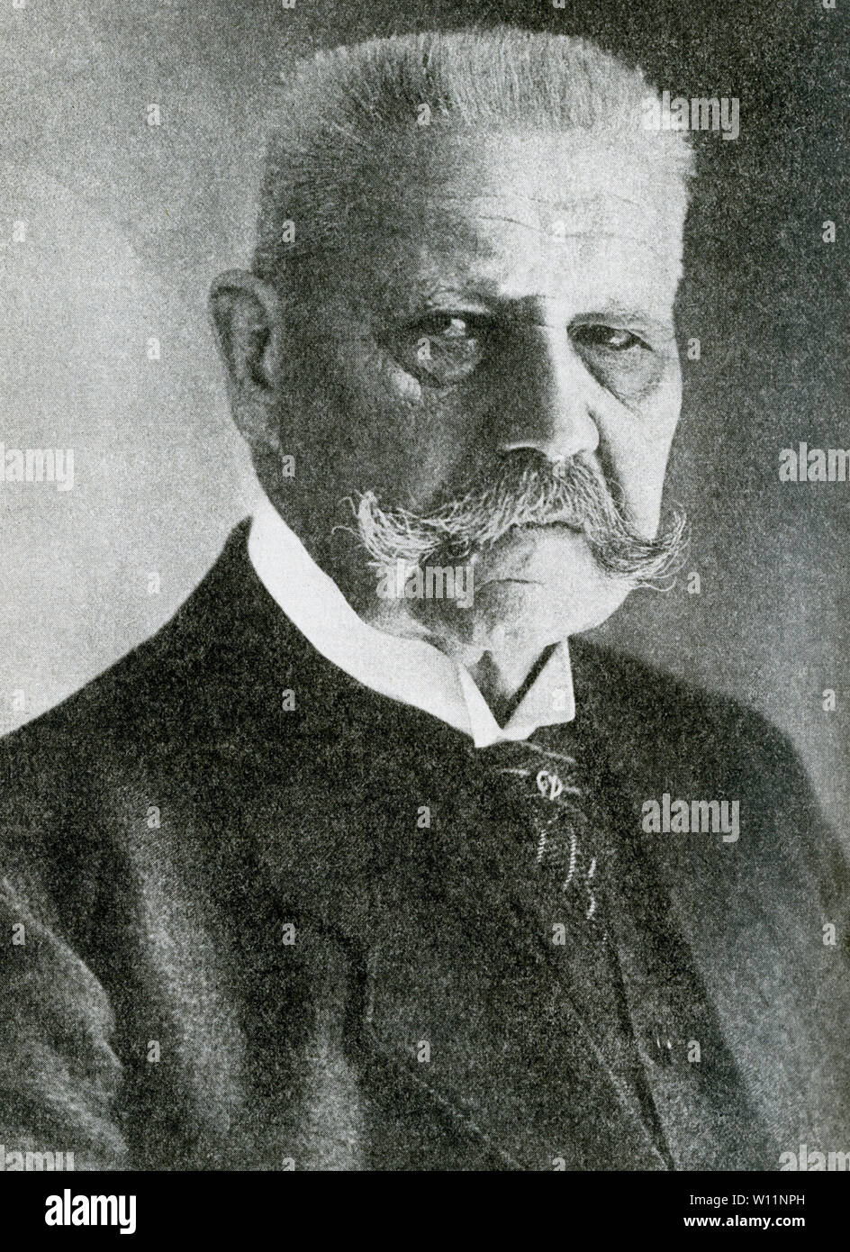 Questa foto che risale agli anni venti, mostra Paul von Hindenberg. La didascalia recita: Il Presidente della Repubblica federale di Germania. Paul von Hiundenberg, un leader in tempo di guerra nei giorni della monarchia, fu chiamato a condurre il suo popolo in tempo di pace nei giorni del Repiublic. Egli è riuscito alla fine Friedrich Ebert come Presidente del Reich tedesco nel 1925. Foto Stock