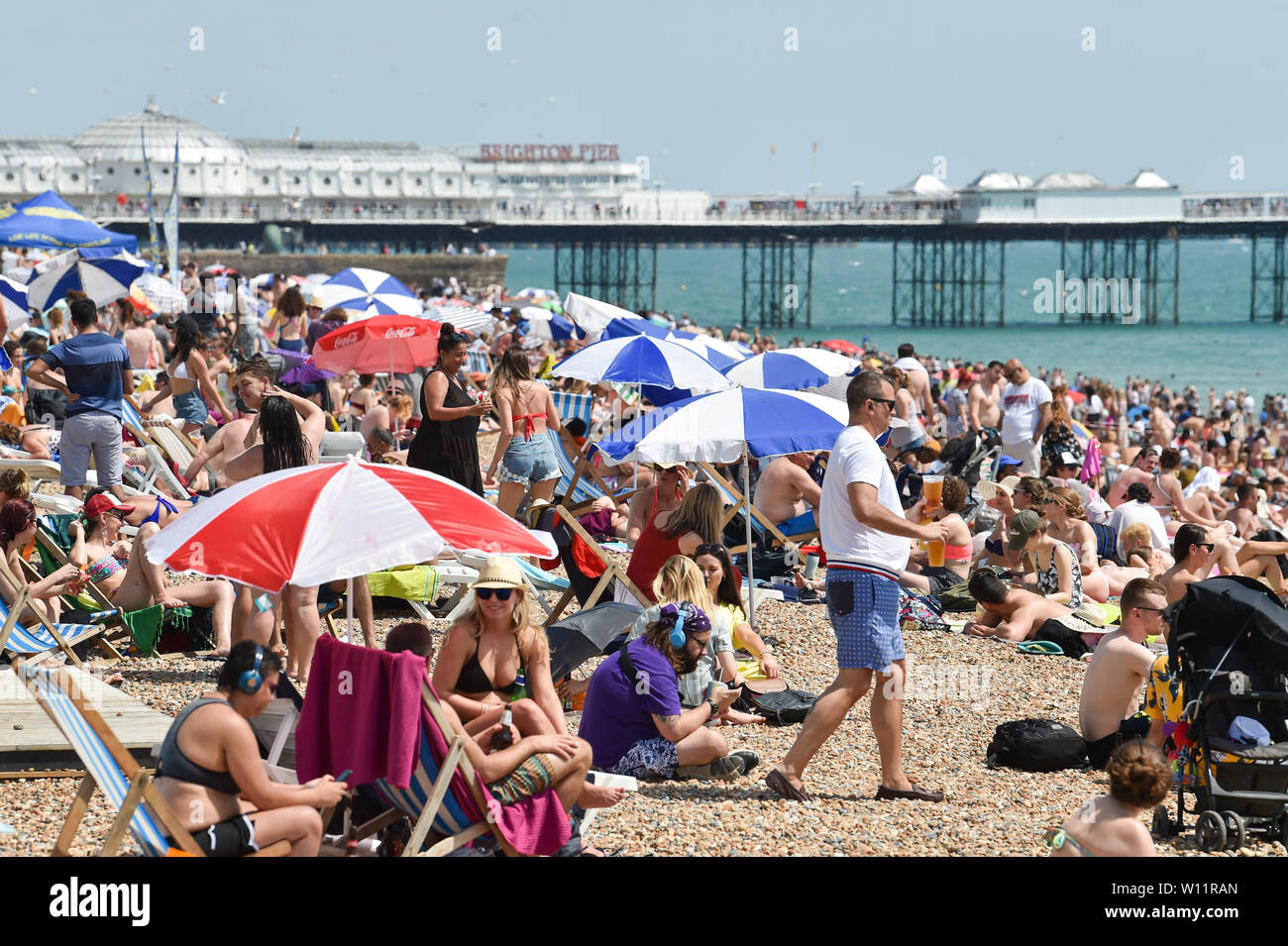 Brighton Regno Unito 29 Giugno 2019 - la spiaggia di Brighton è imballato come la Gran Bretagna swelters nell'ondata di caldo sole con alcune zone del sud-est previsioni per raggiungere oltre 30 gradi . Credito : Simon Dack / Alamy Live News Foto Stock