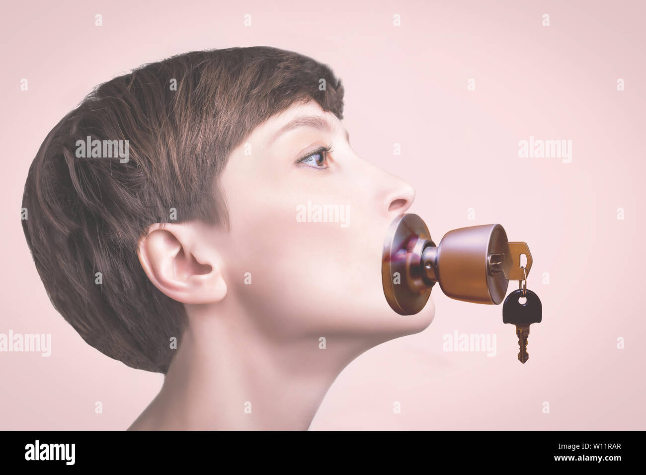 Ritratto concettuale di una donna di mantenere il silenzio con il dispositivo di bloccaggio sopra la bocca Foto Stock