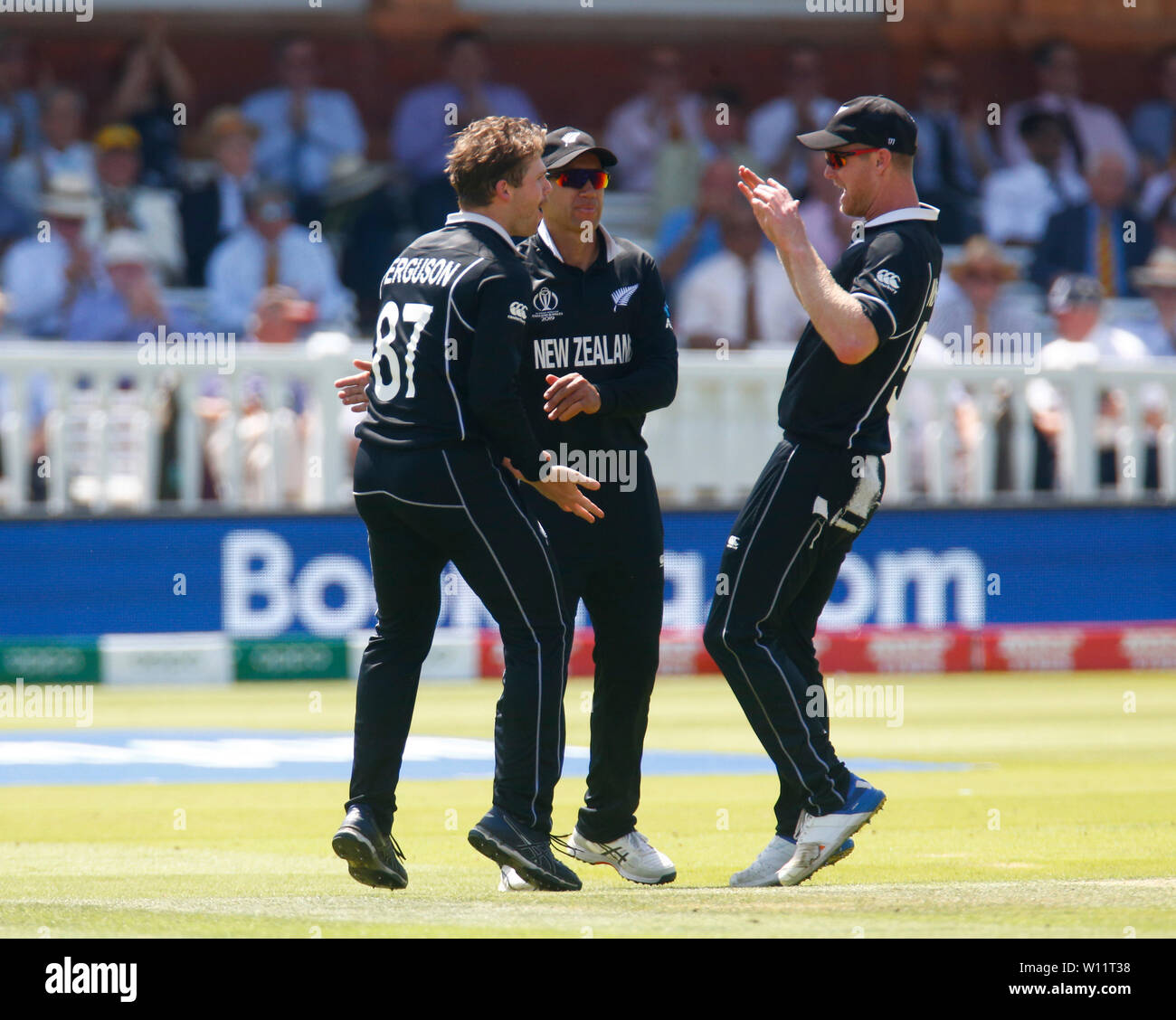 Londra, Regno Unito. Il 29 giugno, 2019. Londra, Inghilterra. 29 giugno: Lockie Ferguson di Nuova Zelanda e Jimmy Neesham di nuovo Zealandcelebrate la cattura di David Warner dell Australia durante la ICC Cricket World Cup tra la Nuova Zelanda e l'Australia in corrispondenza del Signore sulla Terra 29 giugno 2019 a Londra, Inghilterra. Credit: Azione Foto Sport/Alamy Live News Foto Stock