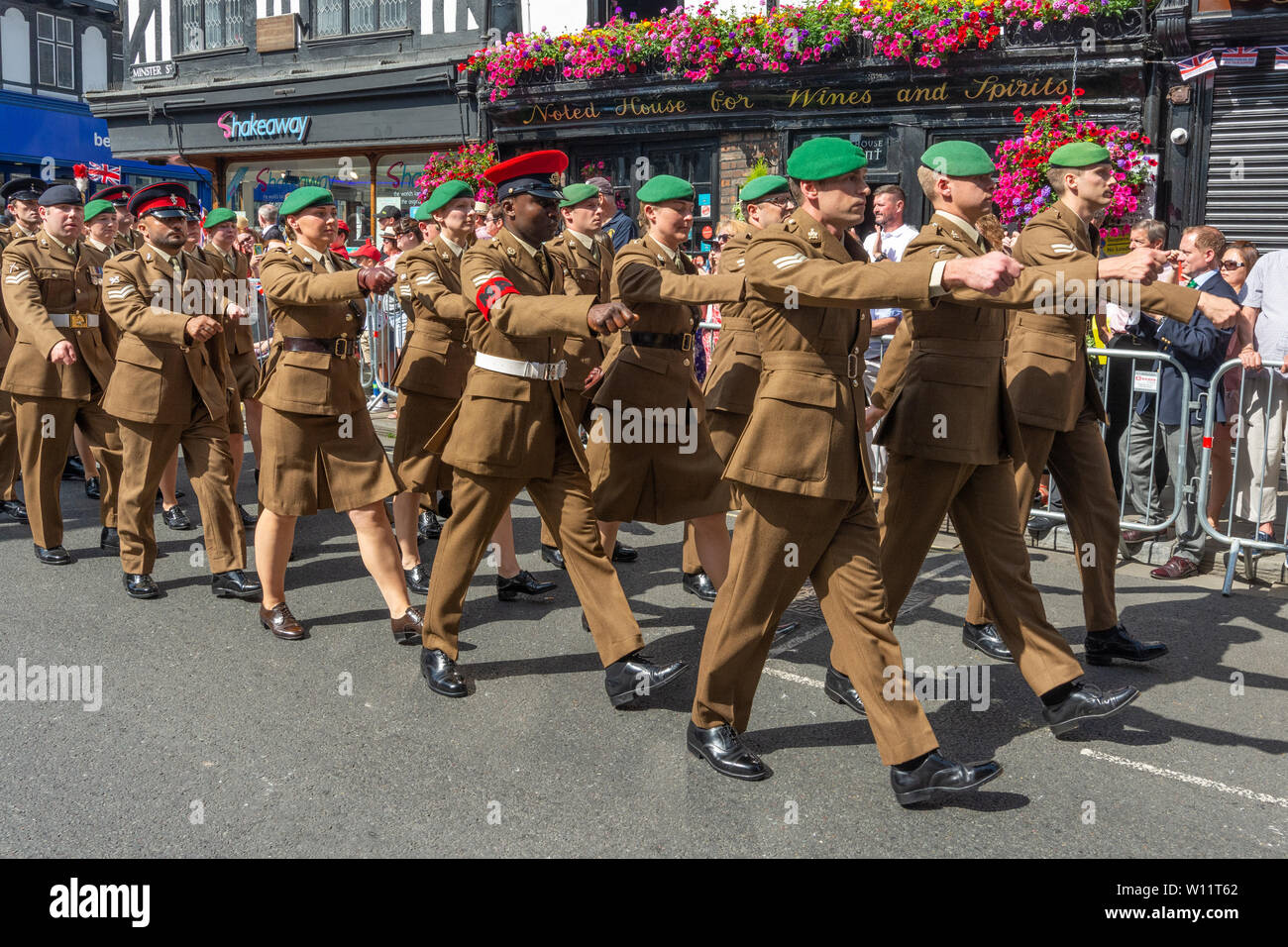 Giornata delle forze armate, Salisbury, Wiltshire, Regno Unito. 29th giugno, 2019. Beretti verdi tra i membri delle forze armate che marciano di fronte a grandi folle in una parata. Foto Stock
