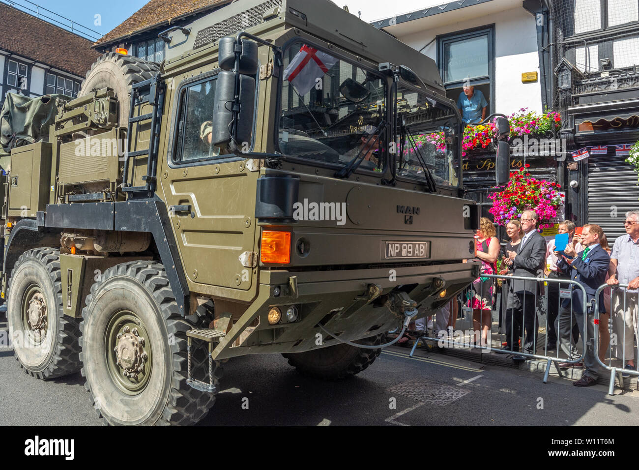 Giornata delle forze armate, Salisbury, Wiltshire, Regno Unito. 29th giugno, 2019. I membri delle forze armate a bordo di un veicolo pesante di fronte a grandi folle in una parata mentre si snoda intorno al centro della città sotto il sole caldo. Foto Stock