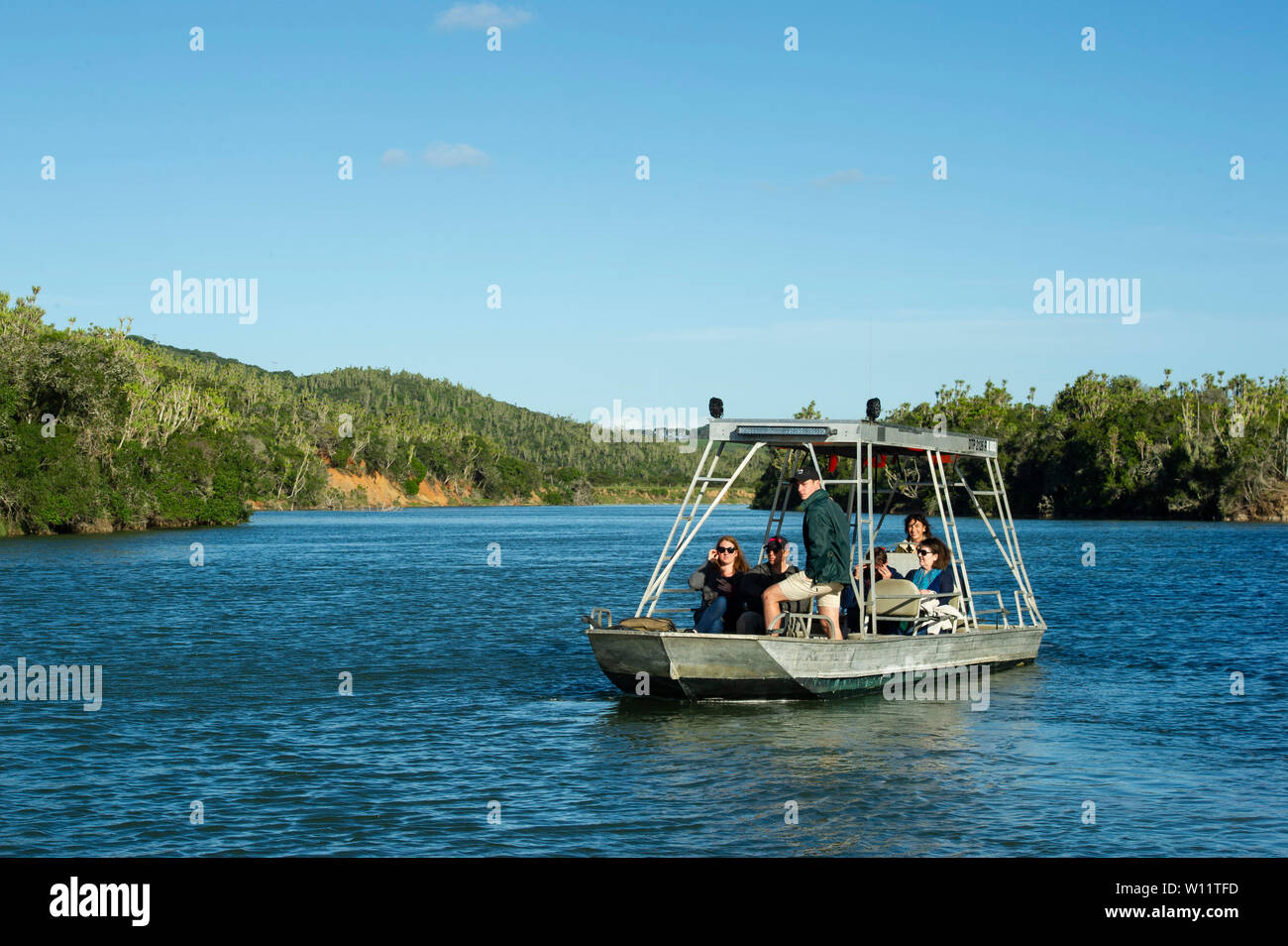 La barca turistica sul fiume Kariega, Sibuya Game Reserve, Sud Africa Foto Stock