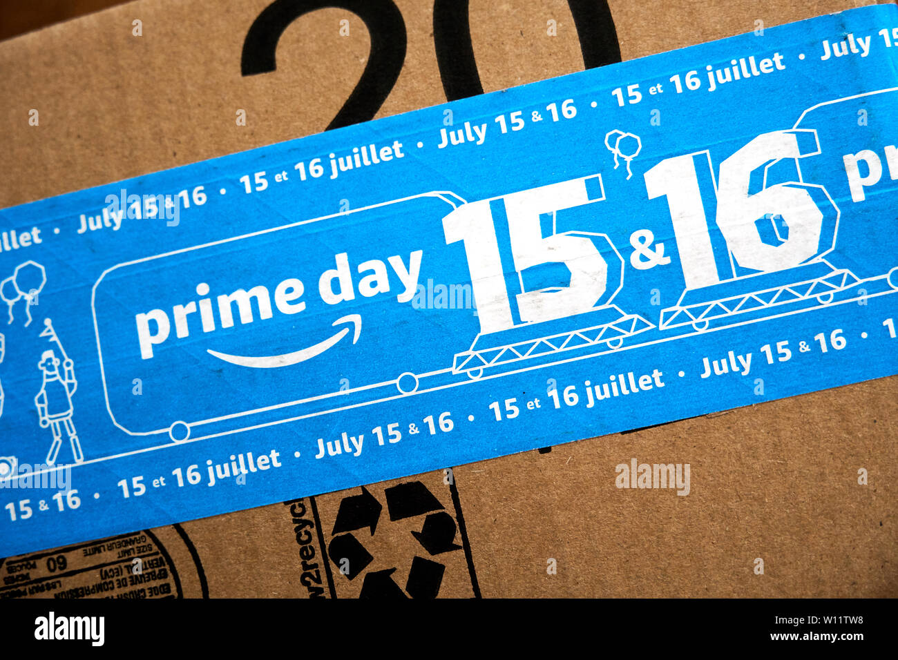 MONTREAL, Canada - 28 Giugno 2019 : la perfezione del Amazon giorno 2019 scatola di cartone con il primo giorno di logo e nastro su di esso. La perfezione del Amazon giorno è il rivenditore del grande memb Foto Stock