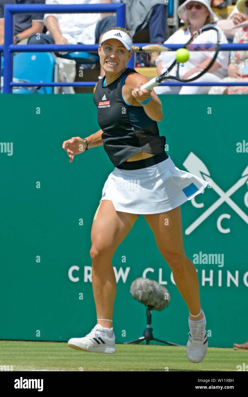 Angelique Kerber (GER) loslosing nel finale della natura Valle internazionali di tennis in Devonshire Park, Eastbourne, Regno Unito. Il 29 giugno, 2019. Foto Stock