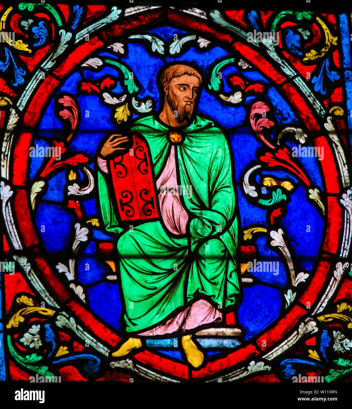 Vetro colorato nella cattedrale di Notre Dame di Parigi, Francia, raffigurante Mosè che trasportano le tavolette di pietra con i dieci comandamenti Foto Stock
