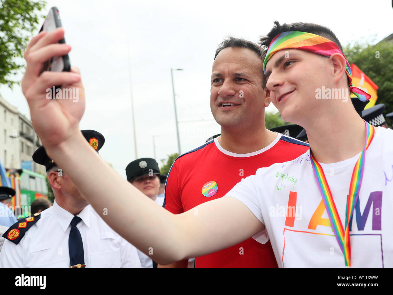 An Taoiseach Leo Varadkar in posa per una foto davanti all'inizio del Pride Parade in Dublino. Foto Stock