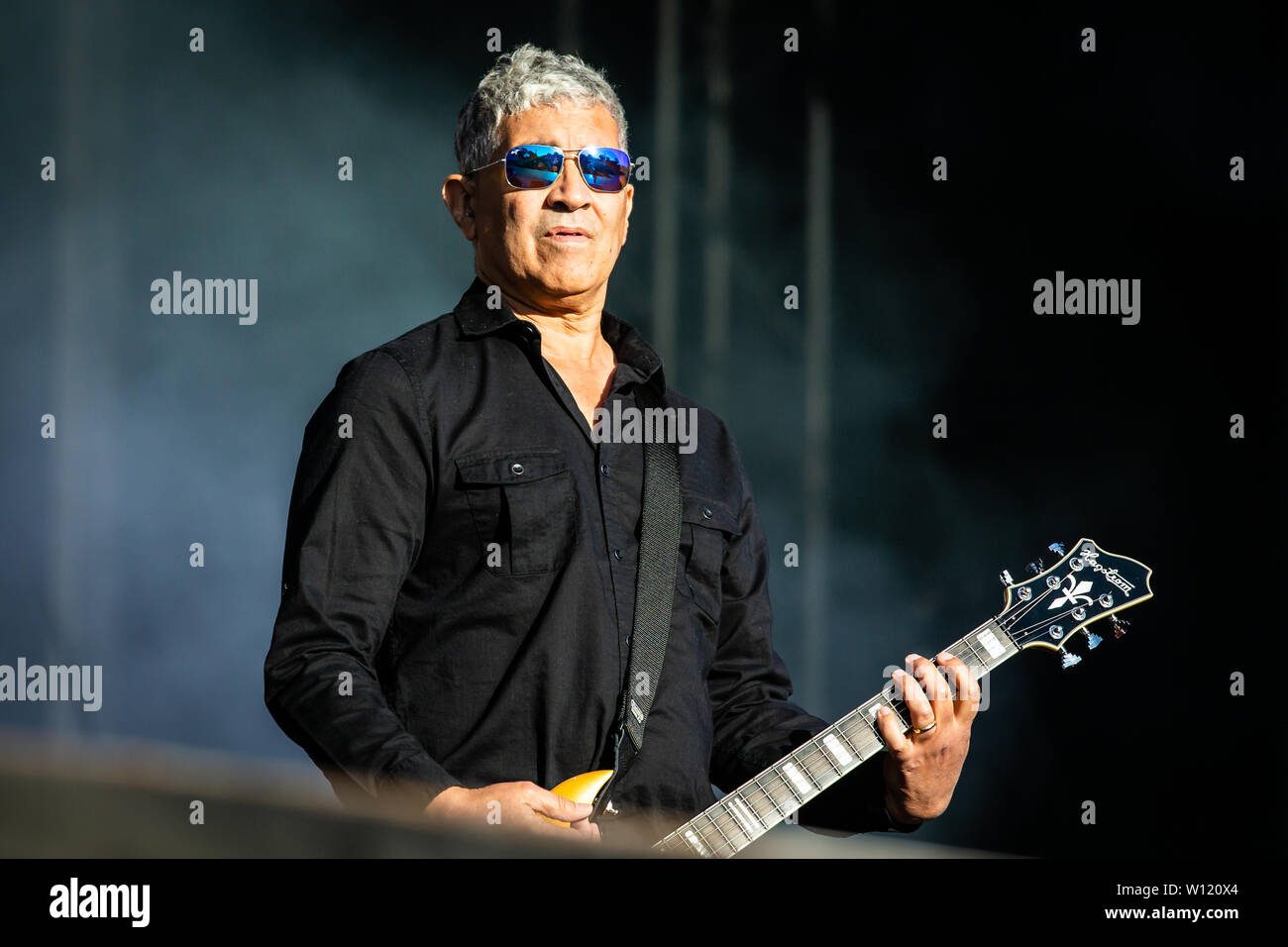 Bergen, Norvegia - 27 giugno 2019. Foo Fighters, American rock band, esegue un concerto dal vivo a Bergenhus festning a Bergen. Qui il chitarrista Pat Smear è visto dal vivo sul palco. (Photo credit: Gonzales foto - Oddbjorn Steffensen). Foto Stock