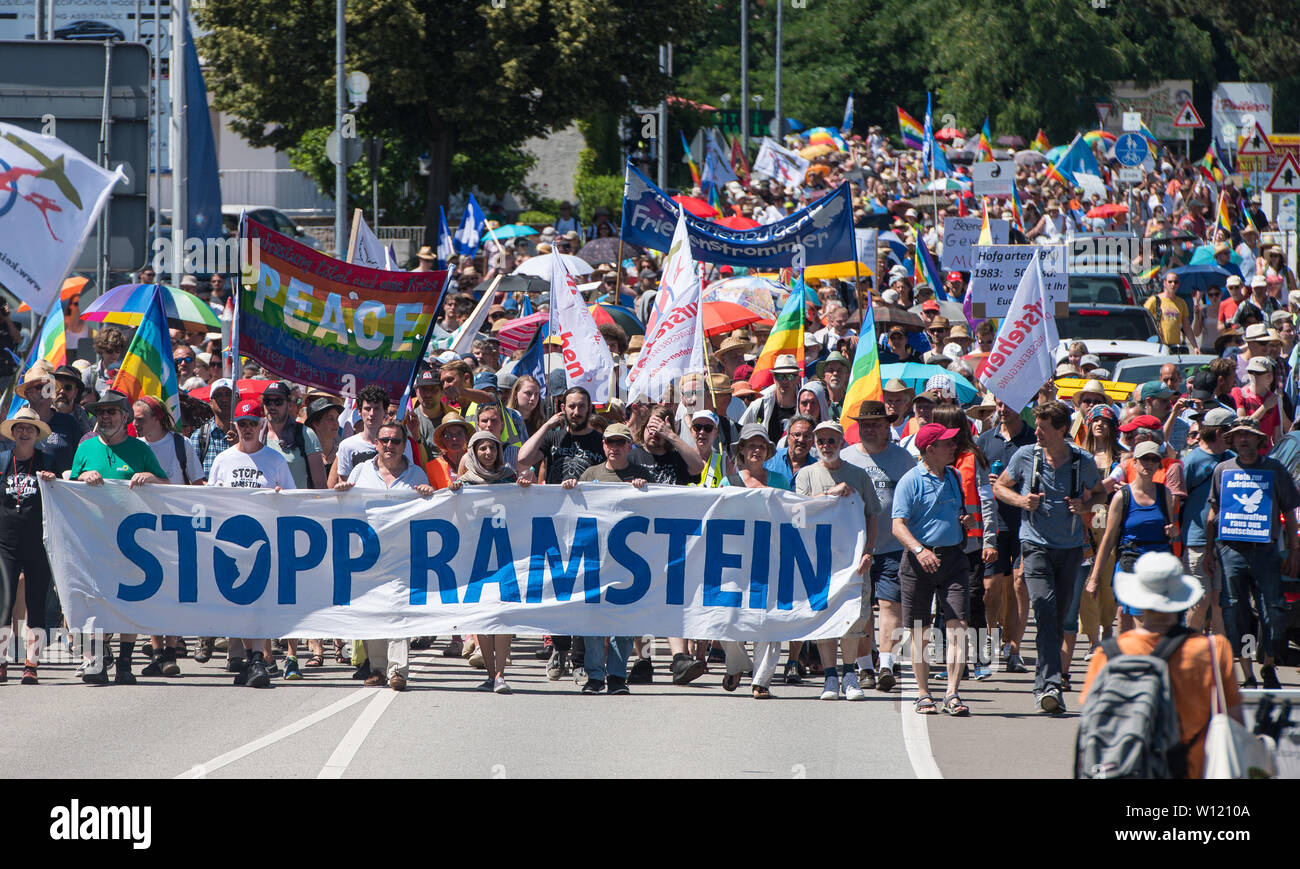 Miesenbach Ramstein, Germania. Il 29 giugno, 2019. Una dimostrazione il treno è in movimento a base aerea USA Ramstein. Il movimento per la pace manifesta contro la base militare, che è considerato come il mozzo per le operazioni militari americani. Credito: Oliver Dietze/dpa/Alamy Live News Foto Stock