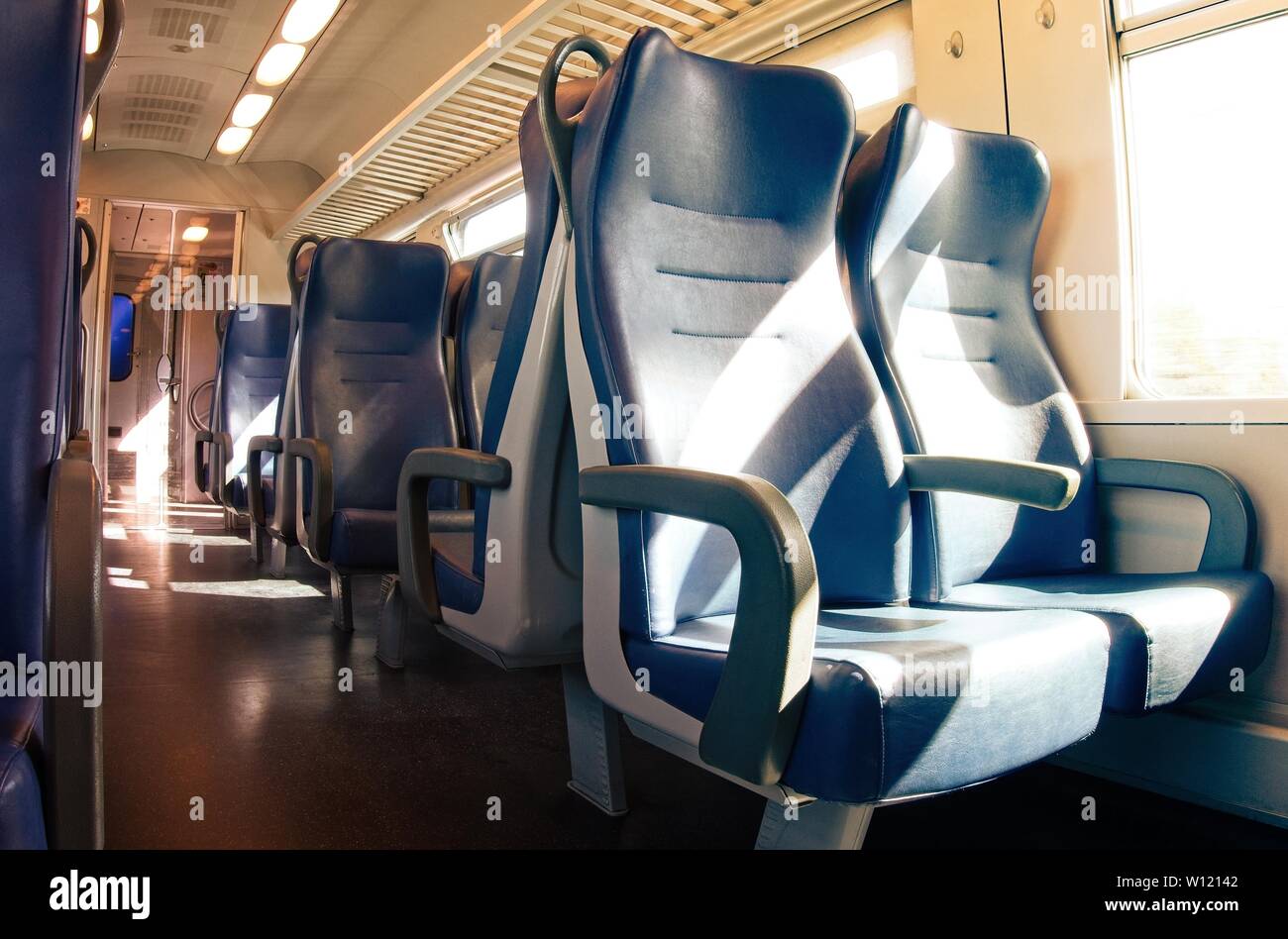Interno di un treno passeggeri con sedi vuote. Foto Stock