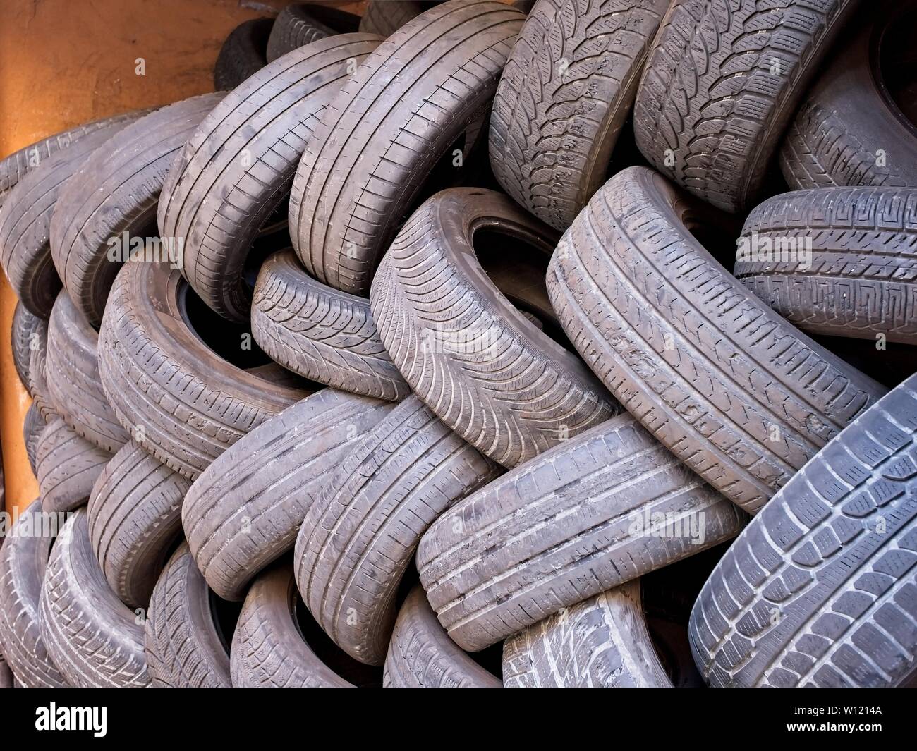 Pile di usato e indossato gli pneumatici per auto Foto Stock