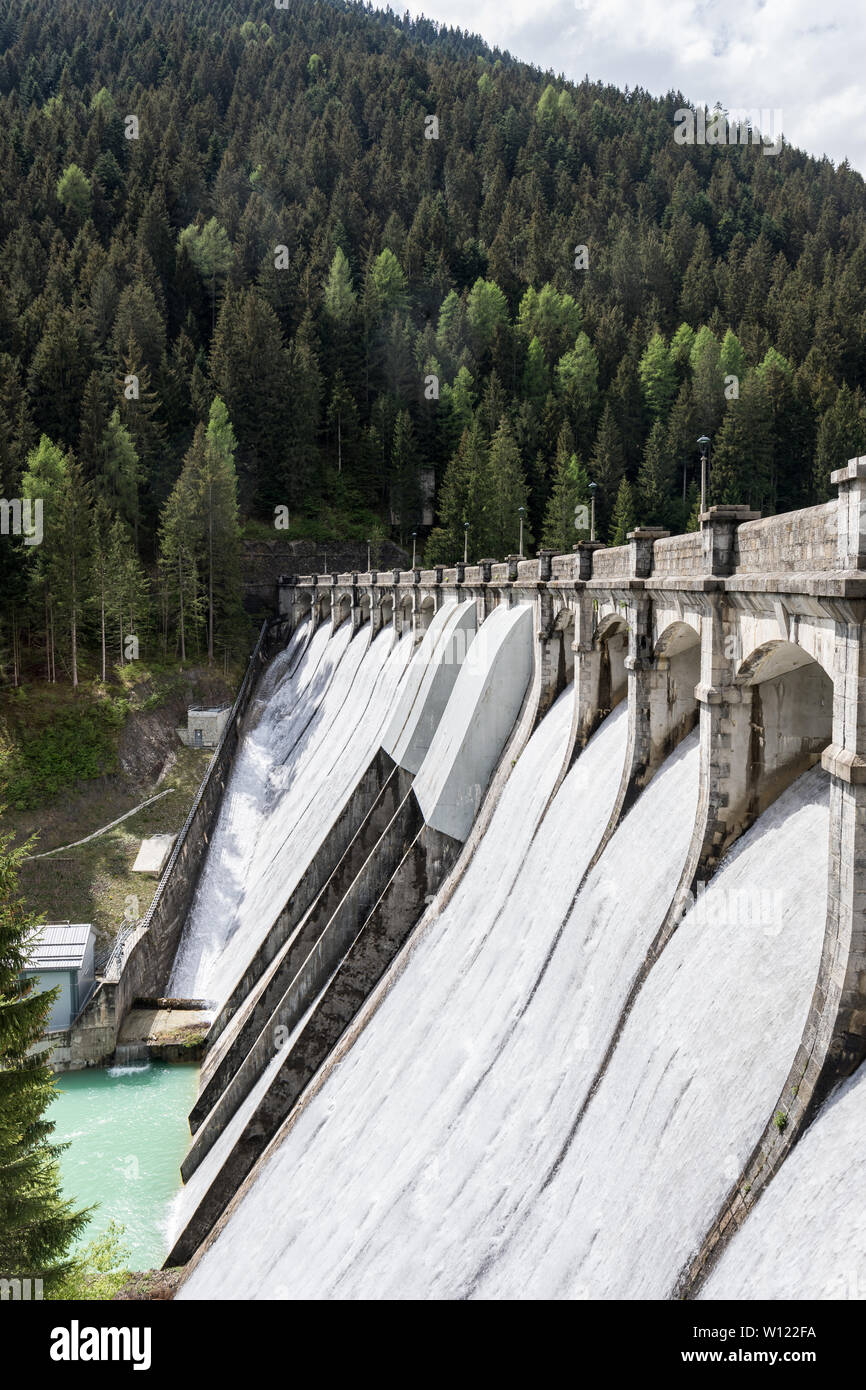 Acqua correre attraverso i cancelli in corrispondenza di una diga - Santa Caterina, Lago di Auronzo di Cadore, Veneto, Italia Foto Stock