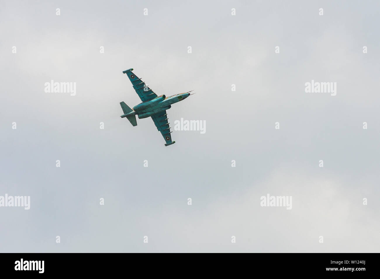 Su25 piano militare volare sul giorno nuvoloso Foto Stock