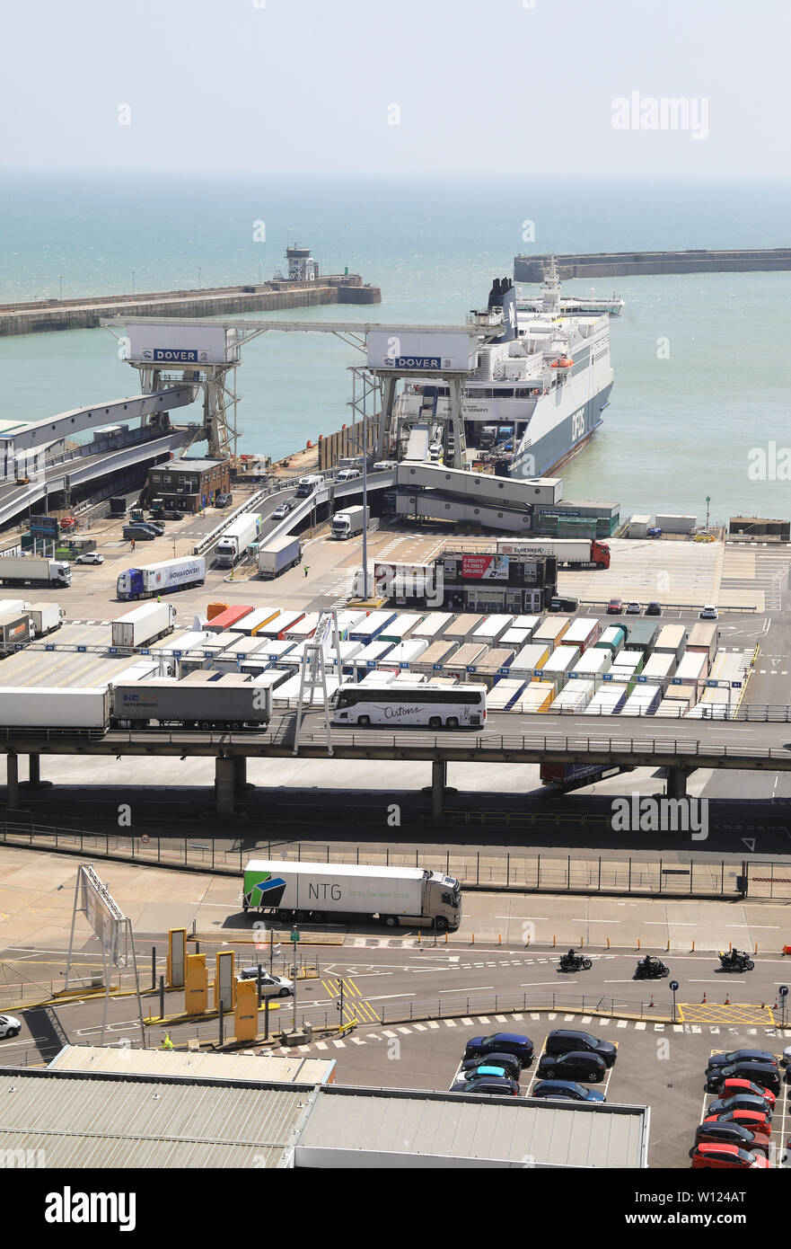 Scarico di merci al porto di Dover, nel Kent, England, Regno Unito Foto Stock