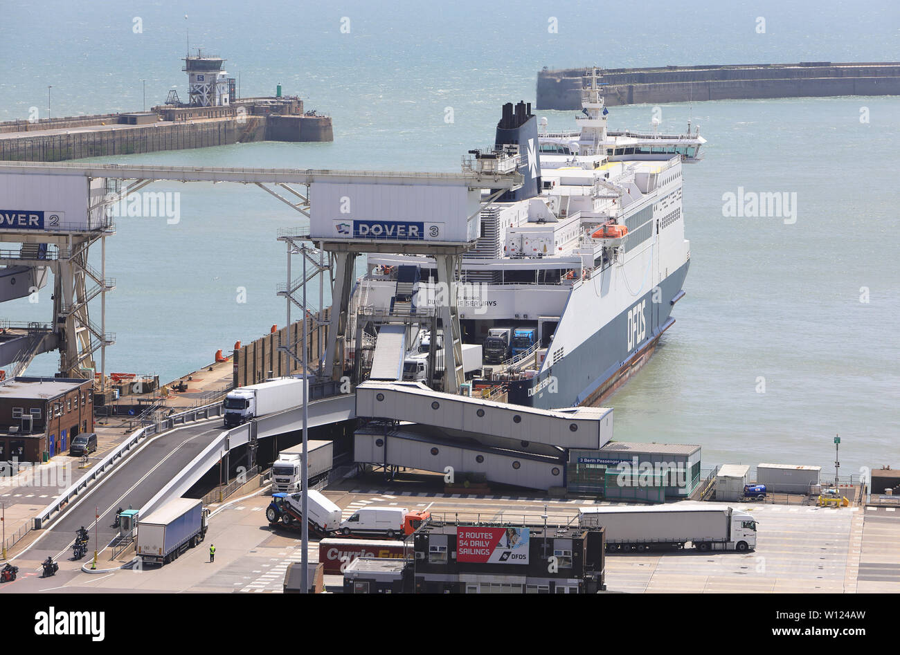 Scarico di merci al porto di Dover, nel Kent, England, Regno Unito Foto Stock