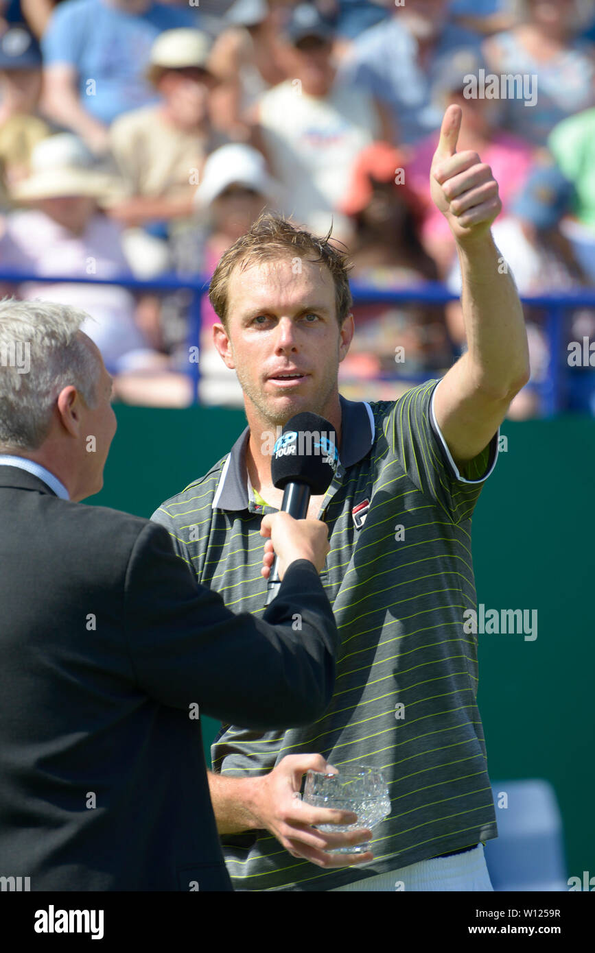 Sam QUERREY (USA) perde nel finale di natura internazionale della valle in Devonshire Park 6:3, 6:4 - riconoscendo la sua squadra dopo la partita Foto Stock