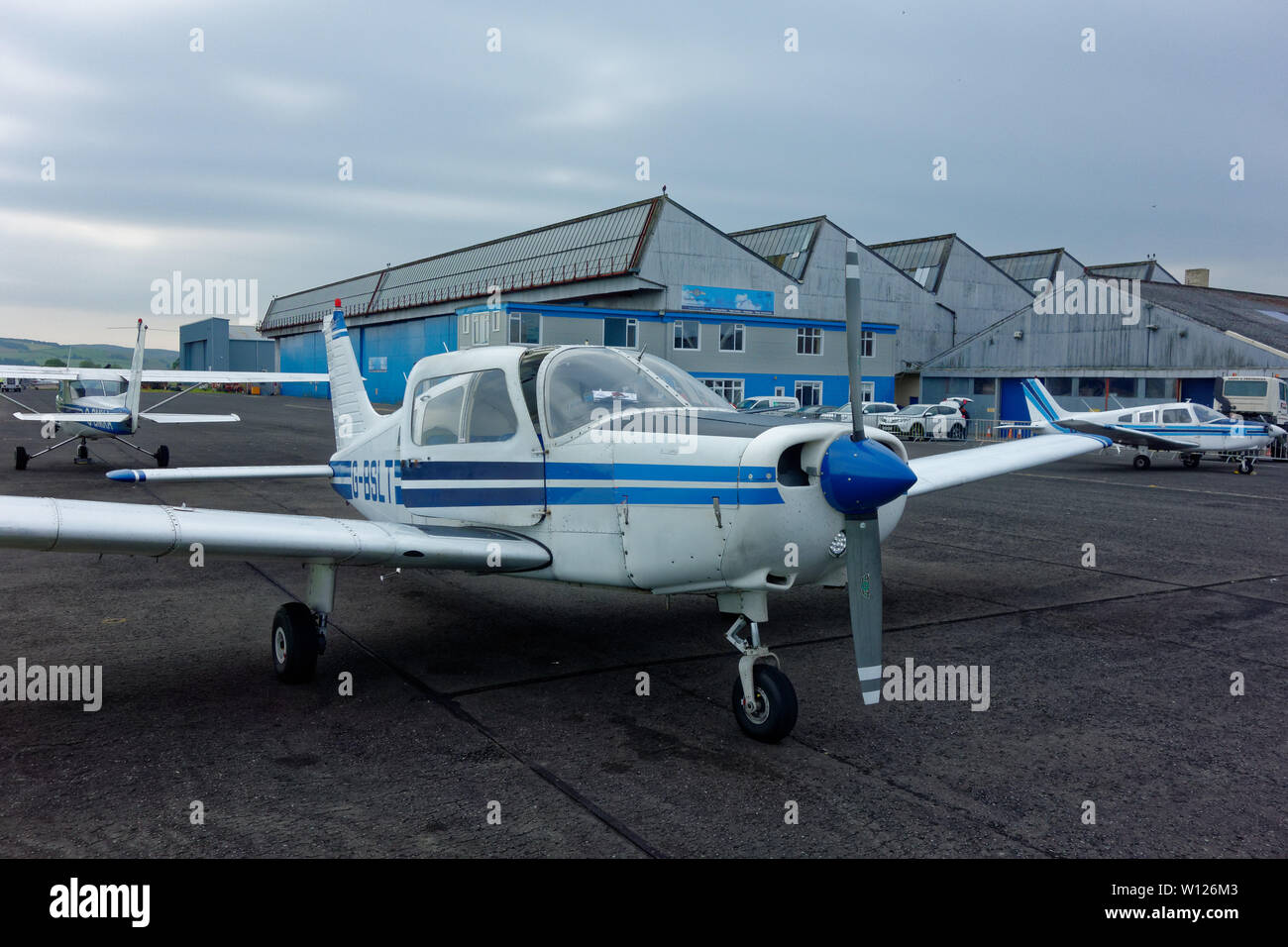 Piper PA-28-161 Cherokee Guerriero II, G-BSLT all'Aeroporto di Perth, Scozia Foto Stock