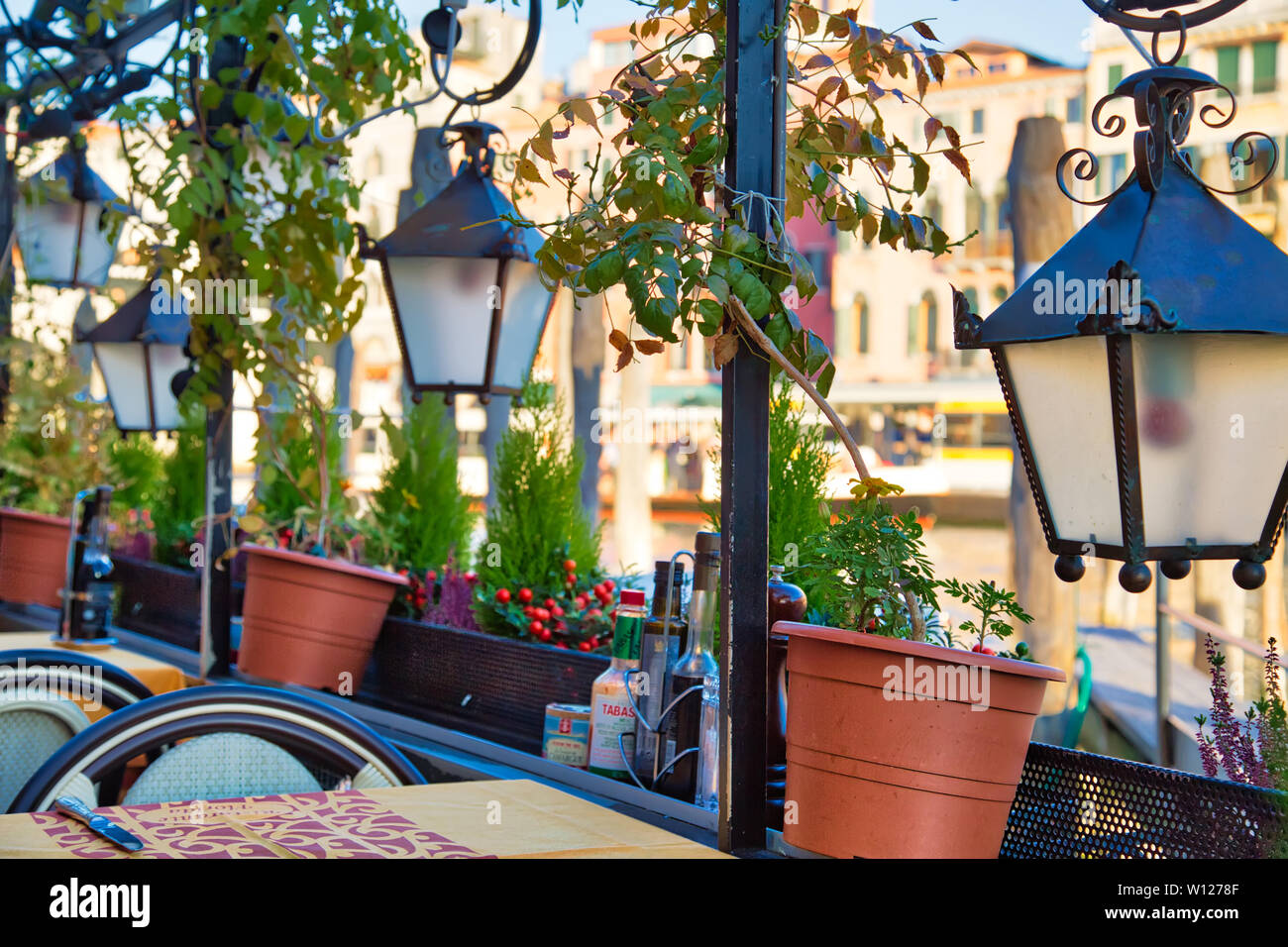 Venezia, Italia-20 Aprile 2019: terrazza ristorante nei pressi di un caratteristico ponte di Rialto di Venezia Foto Stock