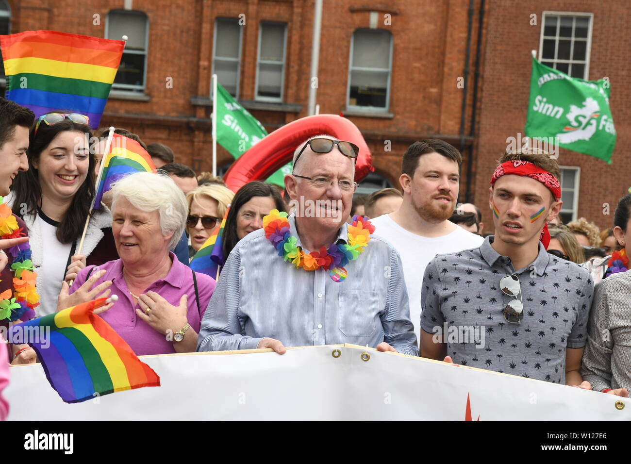 Green Party leader Eamon Ryan ballare da soli il percorso della parata a Dub li Pride 2019 Foto Stock