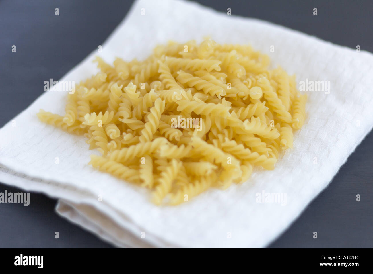 Fusilli italiana,spirali,la pasta su uno sfondo scuro,spazio copia Foto Stock