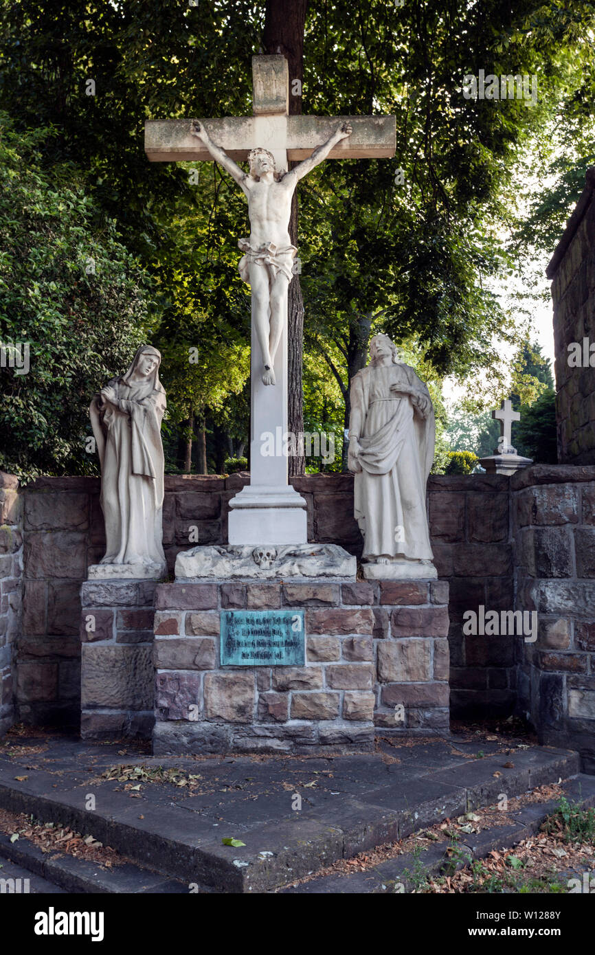 Rappresentazione religiosa della crocifissione presso la War Memorial in Recklinghausen, Am Lohtor Foto Stock