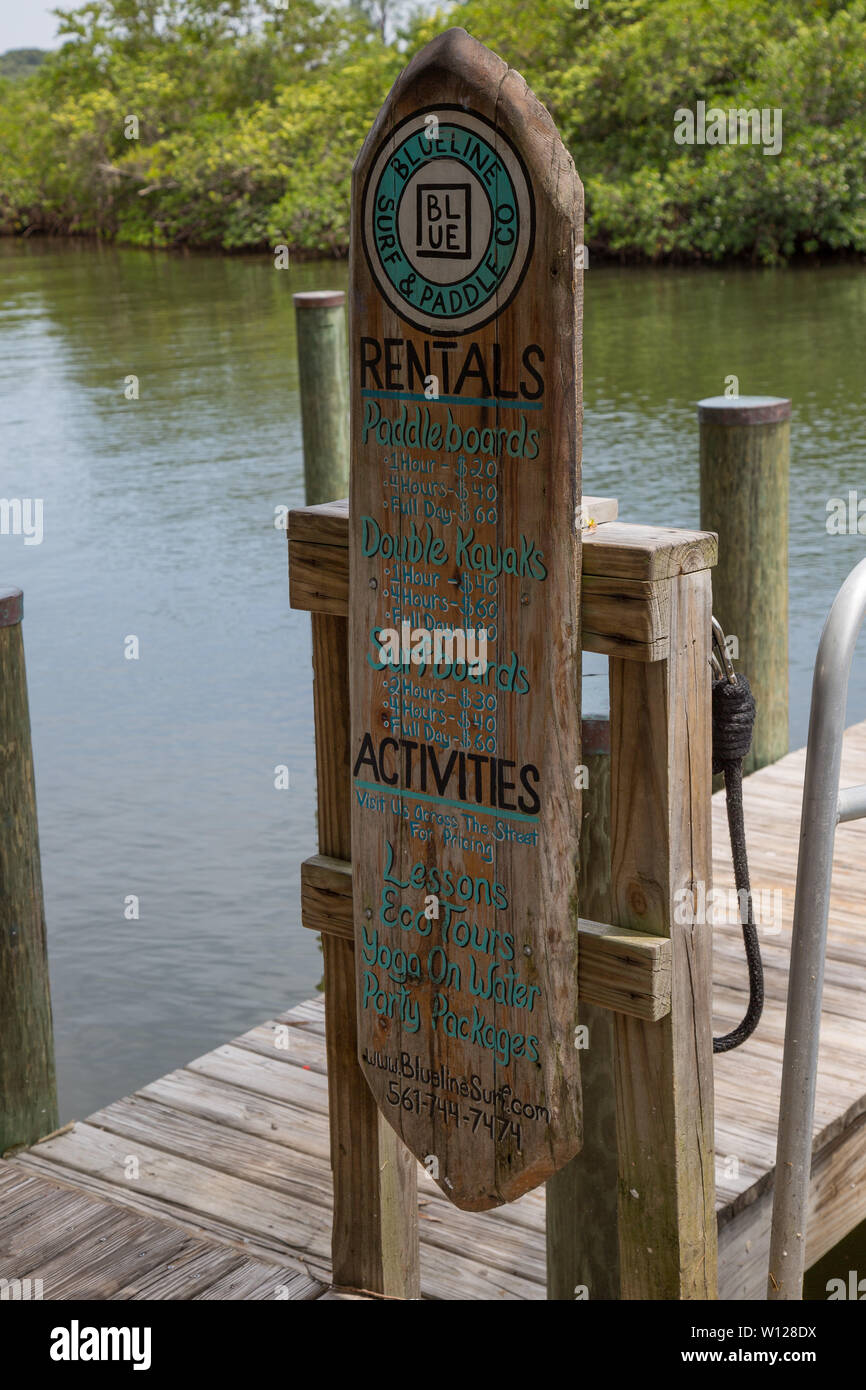 Il Blueline Surf e pagaia Company registrazione presso il molo lungo l ingresso di Giove in Florida, Stati Uniti d'America. Foto Stock