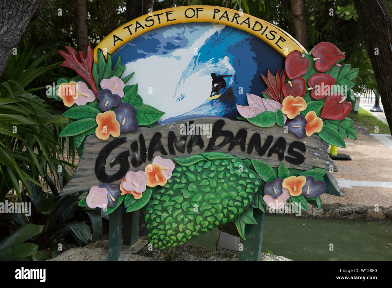 La variopinta insegna presso l'elegante ristorante Guanabanas lungo il fronte mare di ingresso di Jupiter, Florida, Stati Uniti d'America. Foto Stock