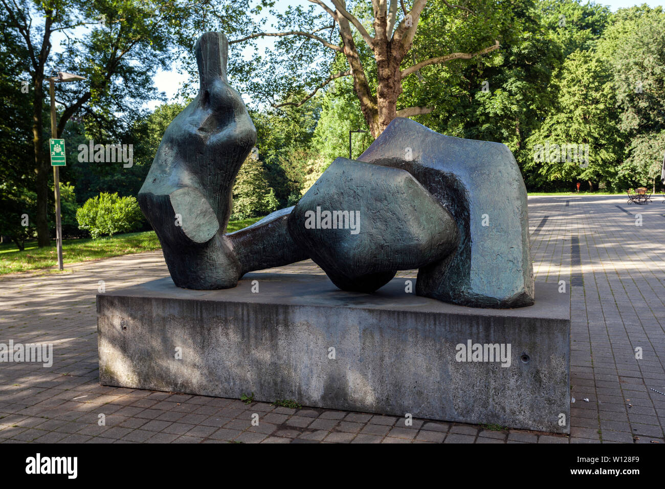 La scultura di Henry Moore - due parti figura distesa n. 5 Foto Stock