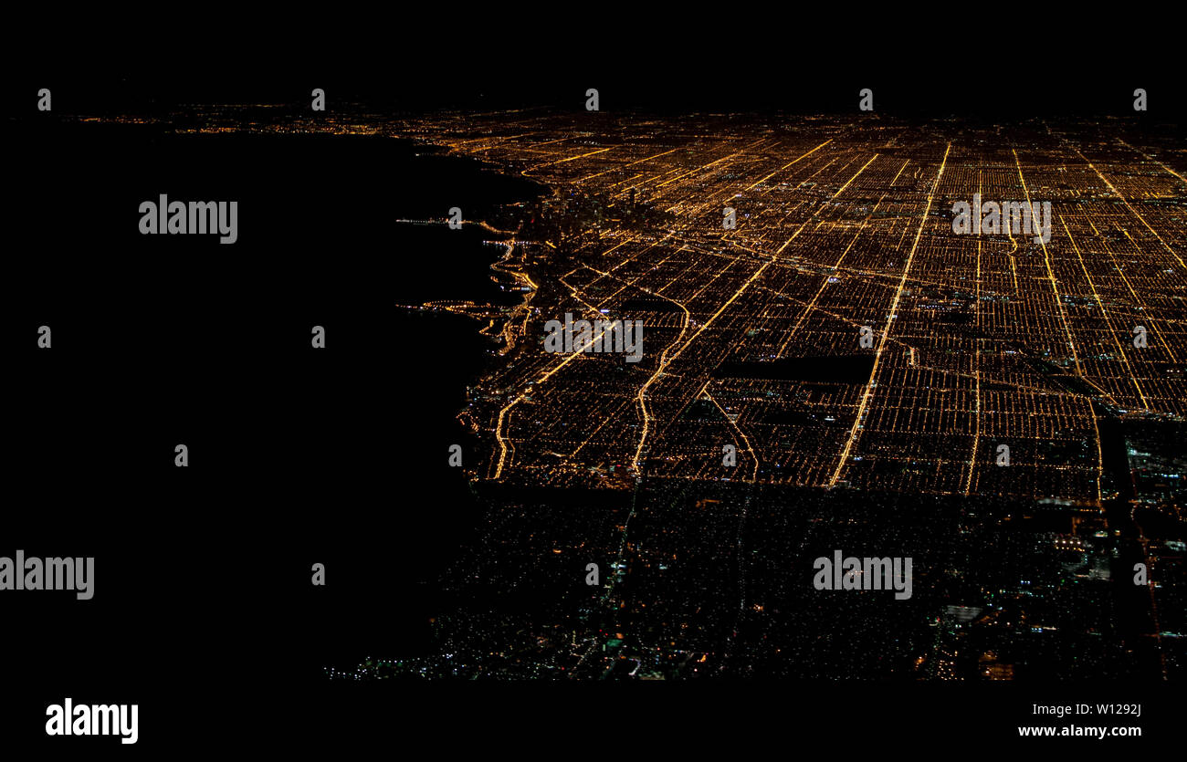 Riprese aeree di Chicago e del lago Michigan di notte Foto Stock