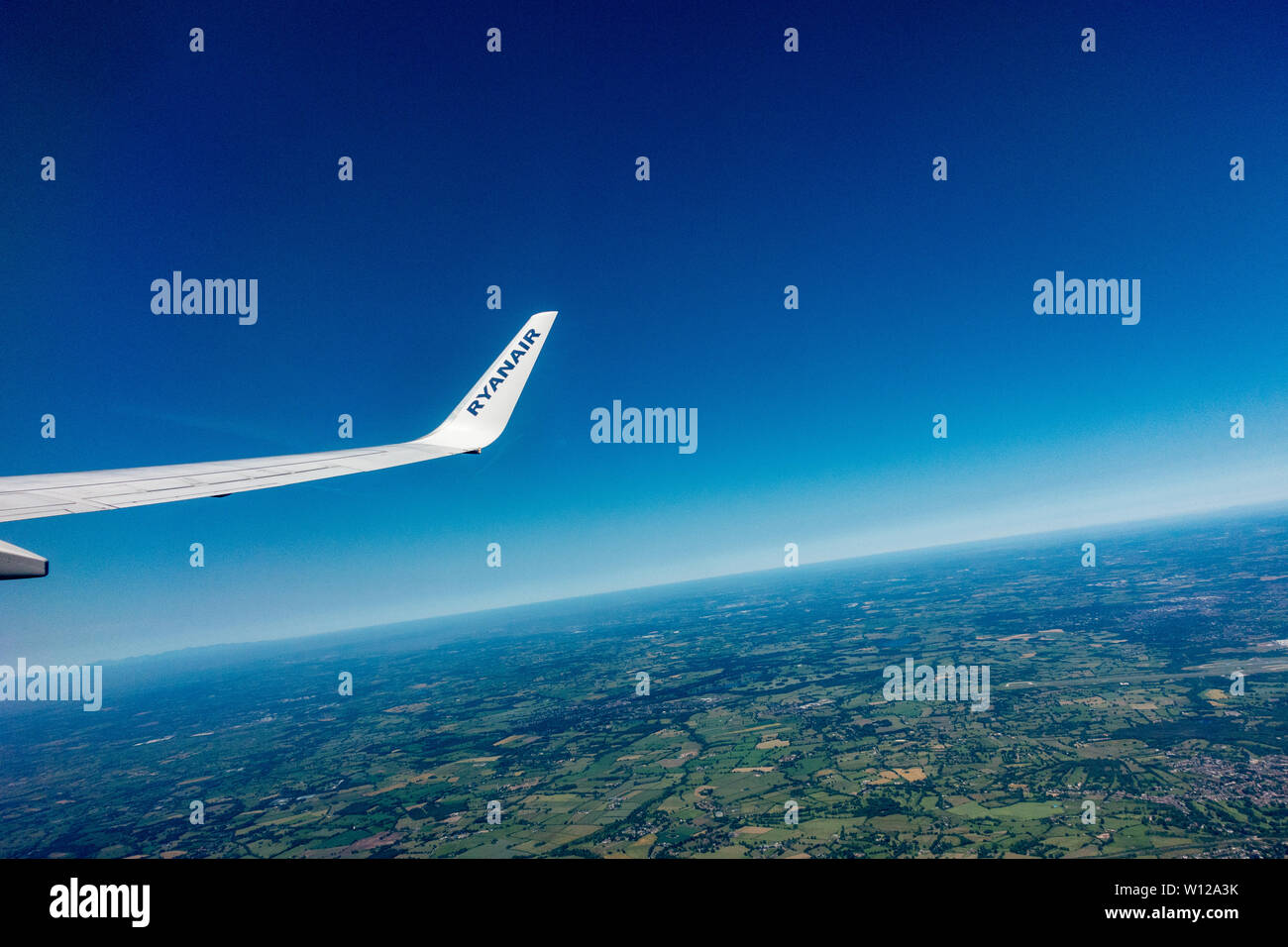 Un Ryanair 737 - 800 Ala e ala punta con il francese orizzonte mediterraneo al di sotto di Foto Stock