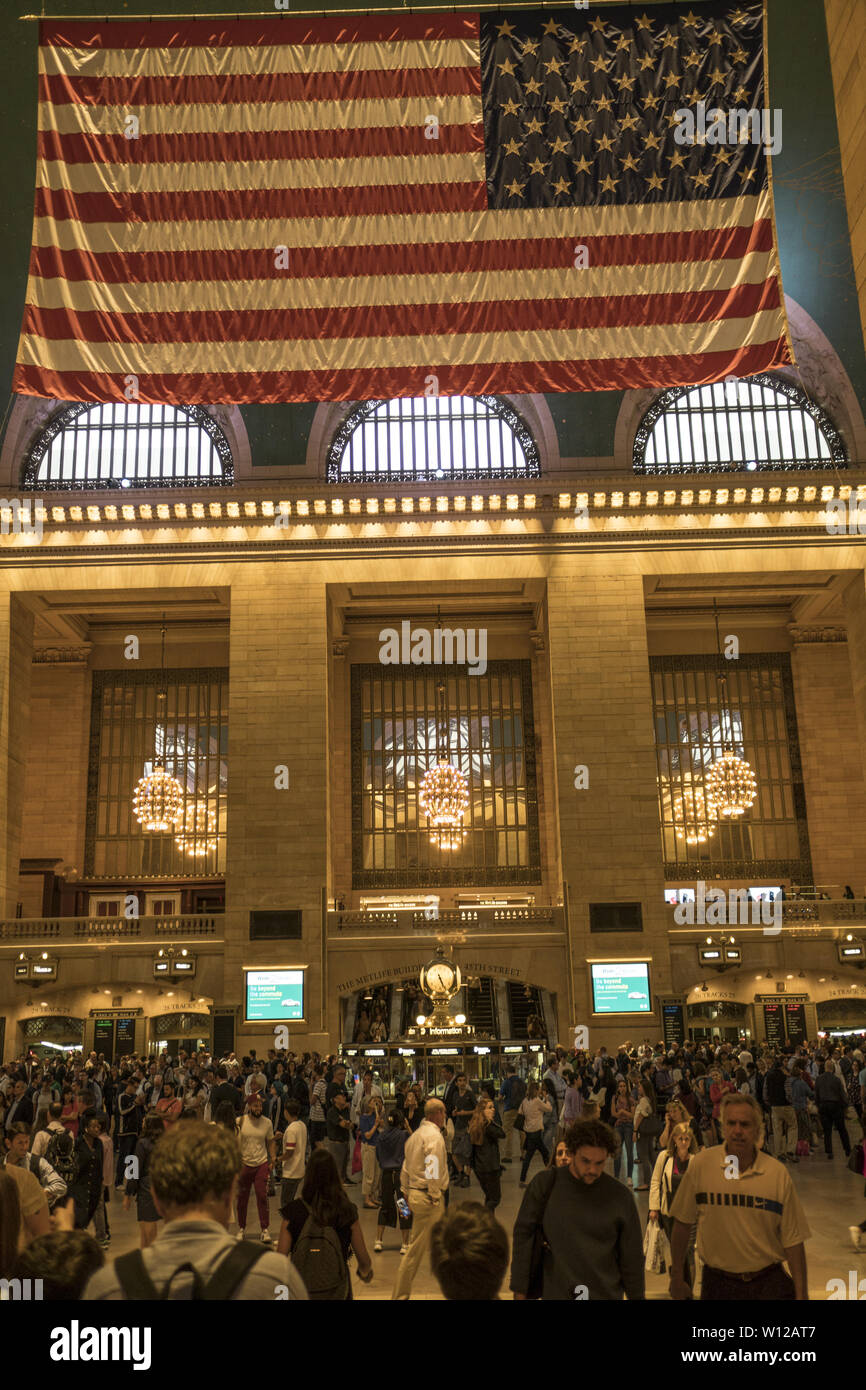 La gente di testa nella sala principale in Grand Central Terminal durante la serata rush hour in New York City. Foto Stock