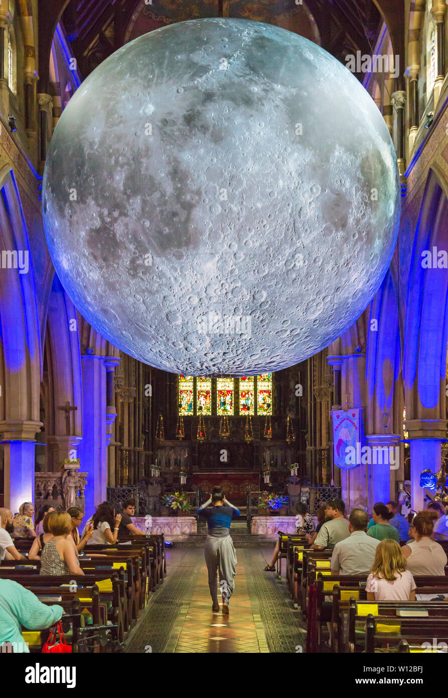 Bournemouth Dorset UK. Il 29 giugno 2019. Il Dorset Luna, una celebrazione del primo sbarco sulla luna 50 anni fa con Luke Jerram's internazionalmente acclamato museo della luna che misura 7 metri di diametro. Un programma completo di libero-lunare ispirato eventi creano un'esperienza che è al di fuori di questo mondo. Un piccolo sogno da R+D Studio Con Hemabharathy Palani. La storia di un piccolo robot indiano legato per la luna, la storia di sviluppo del robot sul suo pericoloso 400000km di viaggio dalla Terra alla Luna, come lei affronta i suoi propri sogni e all'atterraggio trova una nuova realtà. Credito: Carolyn Jenkins/Alamy Foto Stock