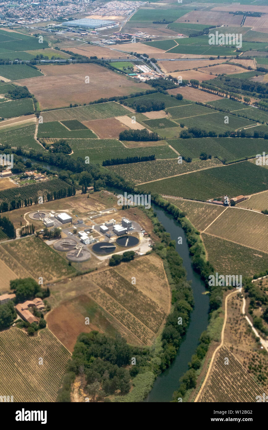 Fotografia aerea della autostrada A9 attraversa il Canal du Midi a Villeneuve-lès-Béziers nella regione della Linguadoca Foto Stock