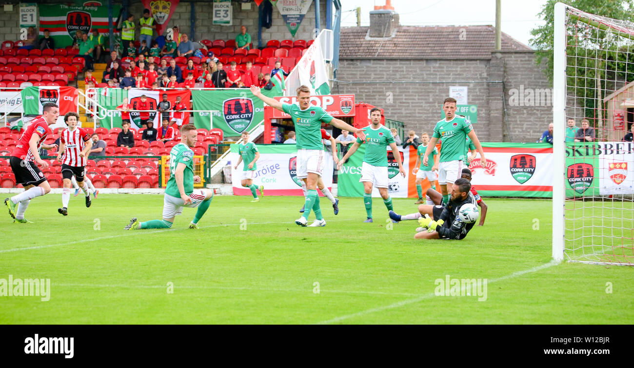 DAVID PARKHOUSE (Derry City FC) batte Mark McNulty (Cork City) per Derry del primo obiettivo di notte su 12' durante il SSE Airtricity league fixture betw Foto Stock