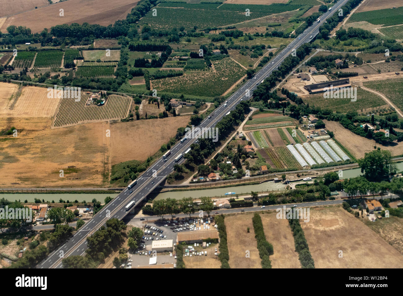 Fotografia aerea della autostrada A9 attraversa il Canal du Midi a Villeneuve-lès-Béziers nella regione della Linguadoca Foto Stock