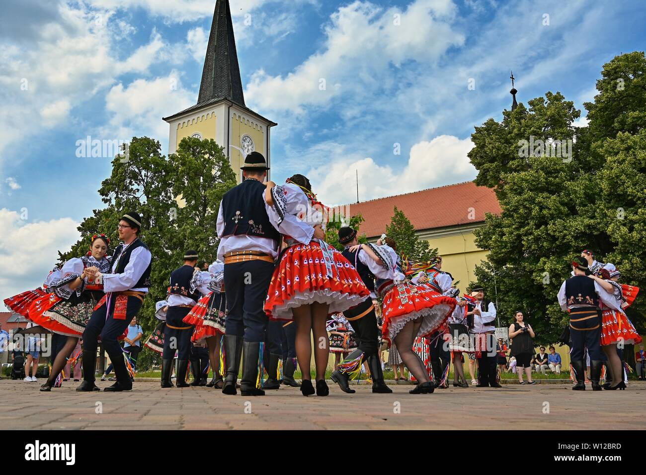 Brno - Bystrc, Repubblica ceca, 22 giugno 2019. Tradizionale festa ceca. Festival della musica folk. Ragazze e ragazzi dancing in splendidi costumi. Un vecchio Christian h Foto Stock